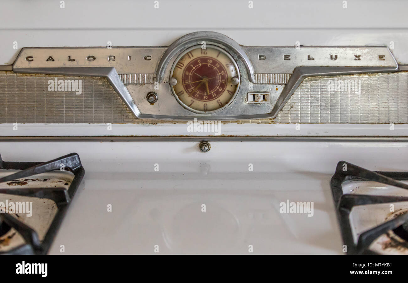 Un détail d'une image vintage de luxe calorique cuisinière dans une maison abandonnée à Southampton, New York. Banque D'Images