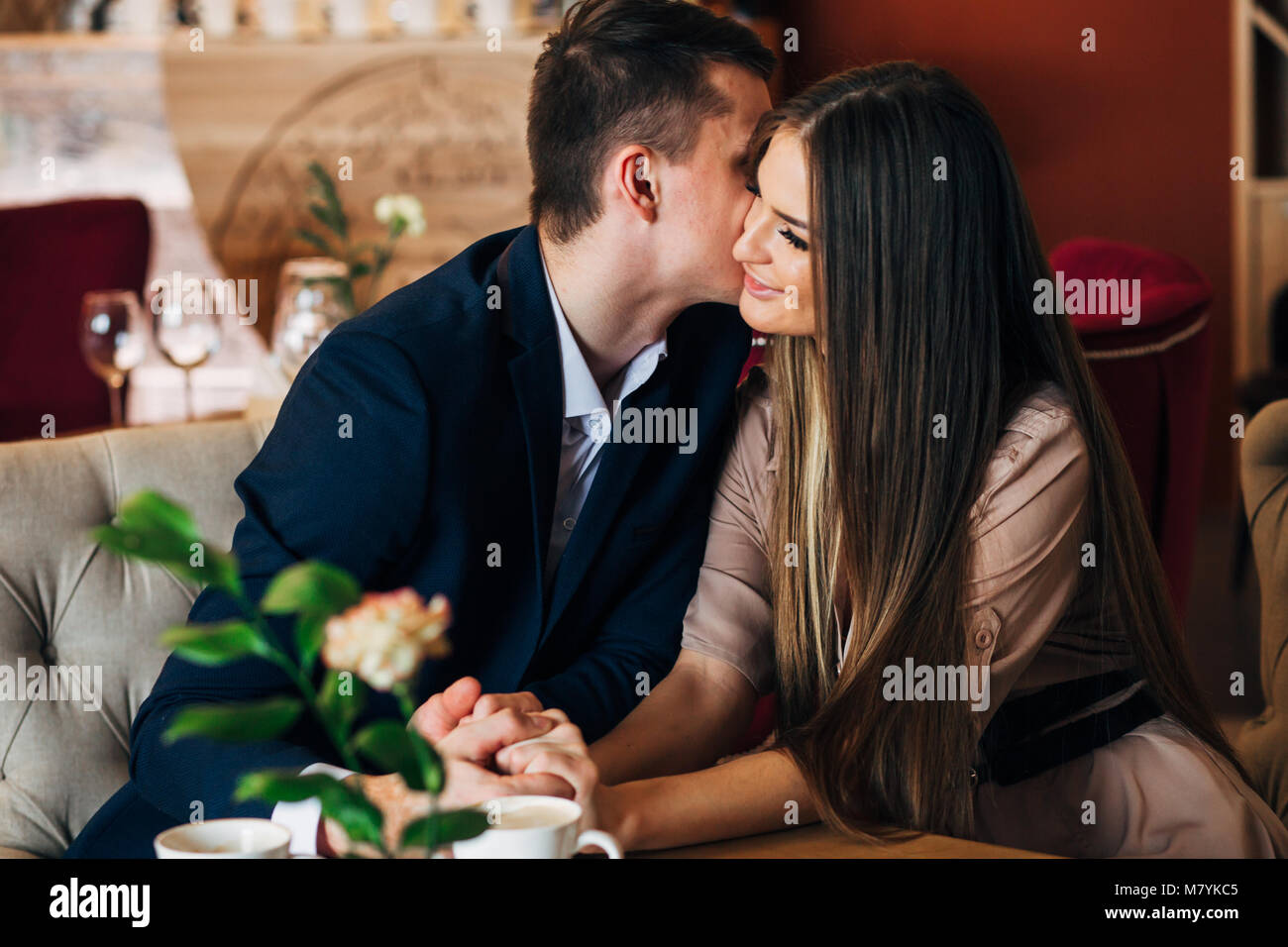 Couple in love kissing bar à manger en restautant Banque D'Images