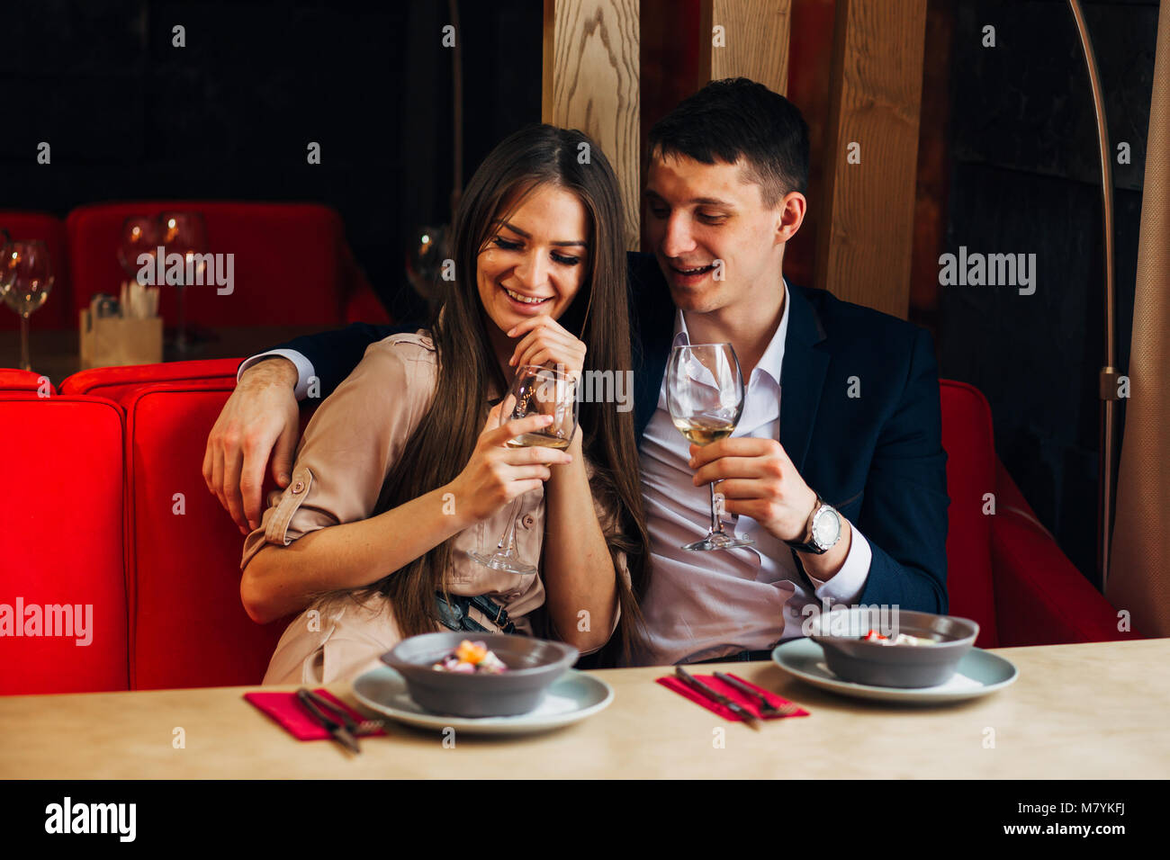 Happy young couple avec selfies smart phone at cafe Banque D'Images