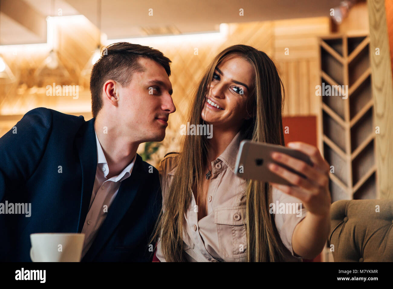 Happy young couple avec selfies smart phone at cafe Banque D'Images