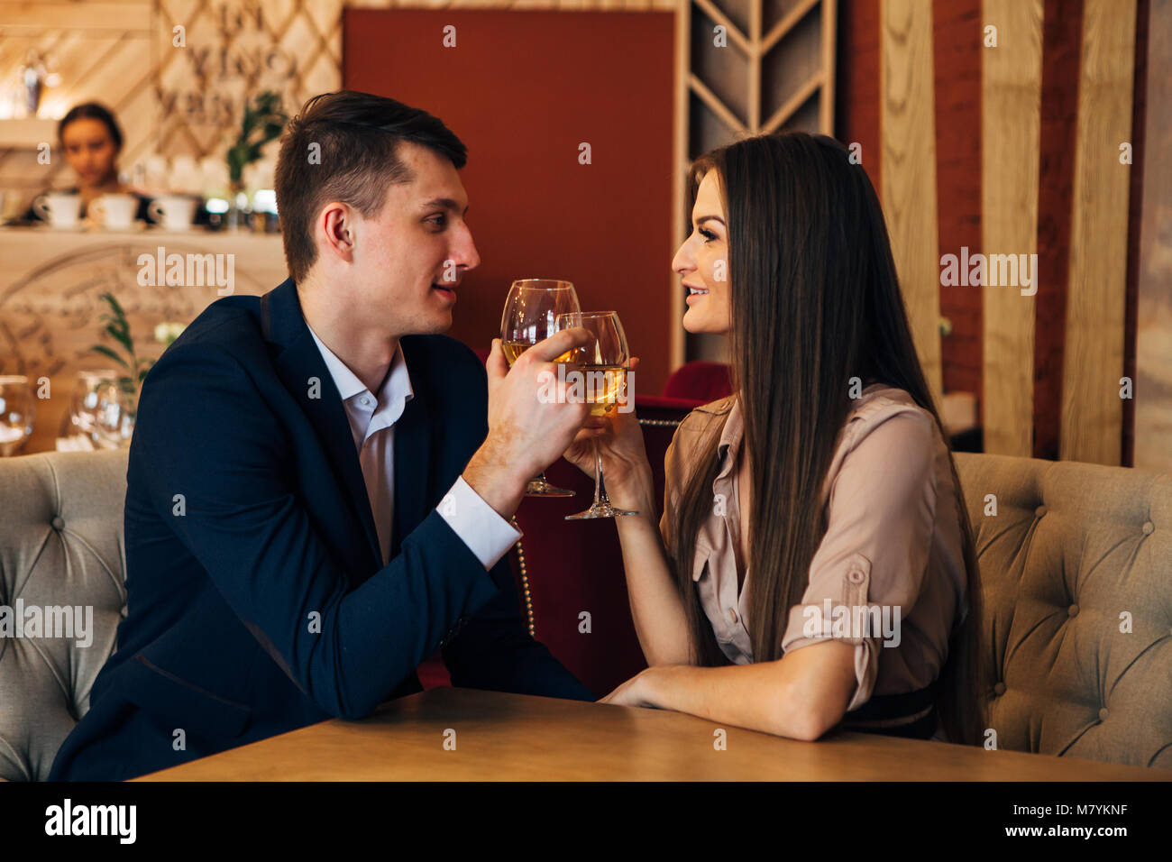 Concept de rencontres, couple drinking wine in a restaurant Banque D'Images