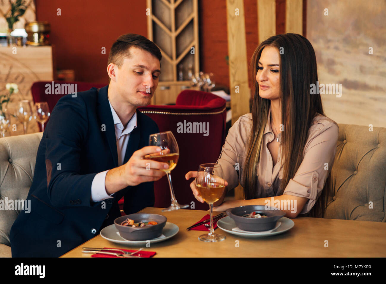 Smiling couple en train de dîner et boire le vin blanc à la date dans le Banque D'Images