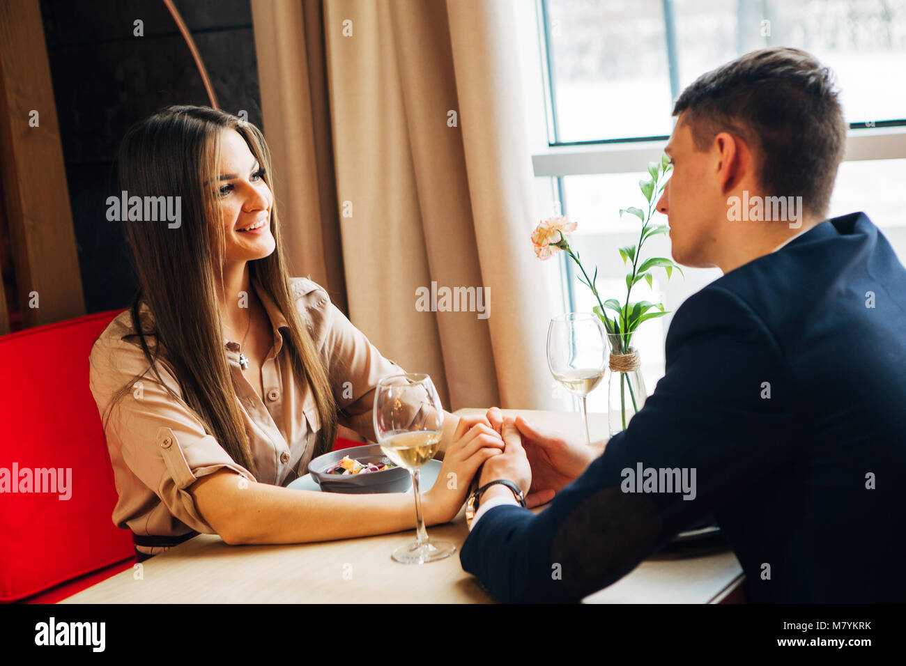Jeune couple heureux date romantique verre verre de vin blanc au restaurant, célébrer la Saint-Valentin Banque D'Images