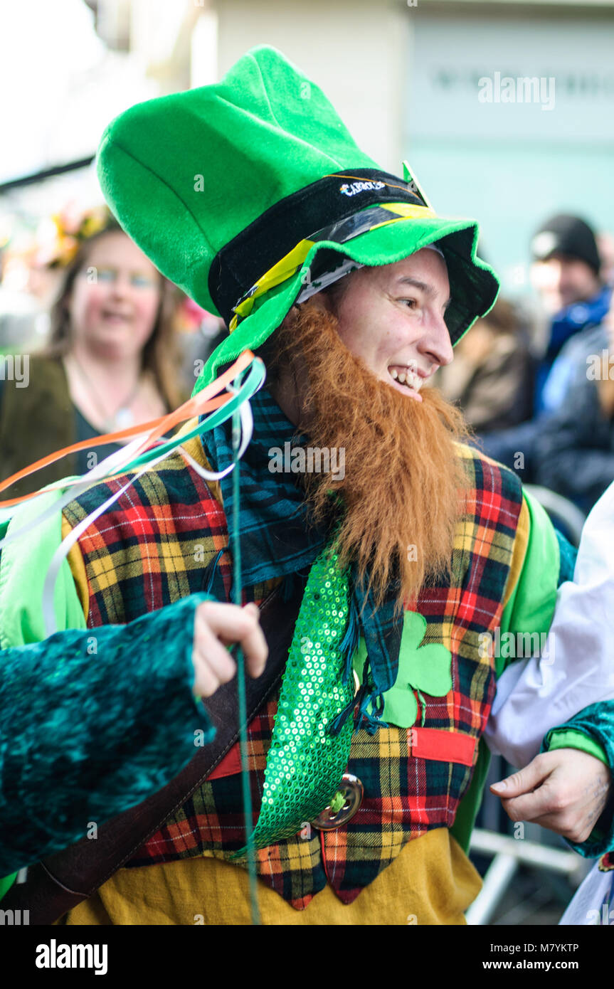 En participant costume lutin s'amuser pendant le défilé à l'occasion de la Saint Patrick à Galway, en Irlande. Banque D'Images