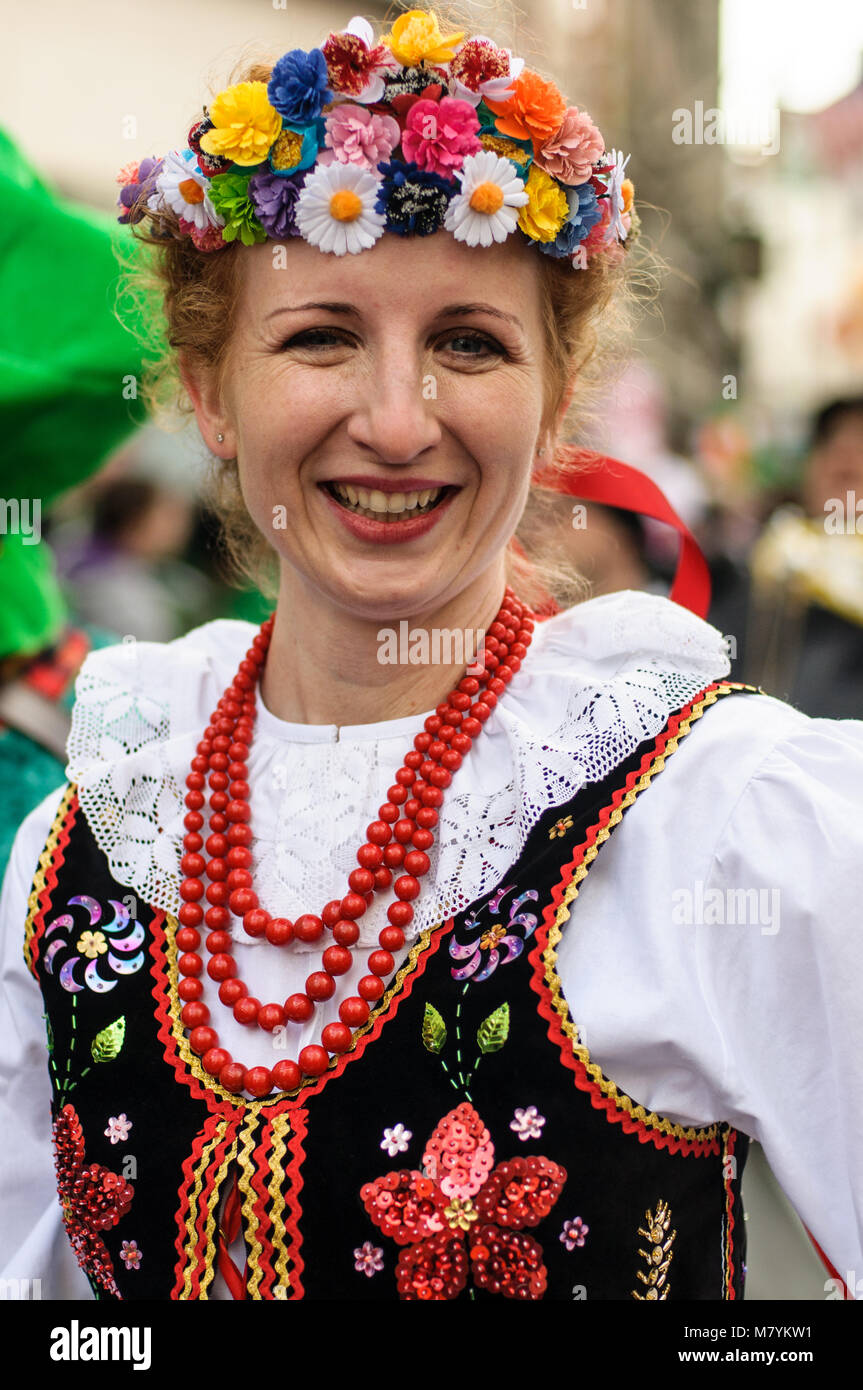 Portrait de femmes polonaises en costume traditionnel lors de la parade de  la St Patrick à Galway, en Irlande Photo Stock - Alamy