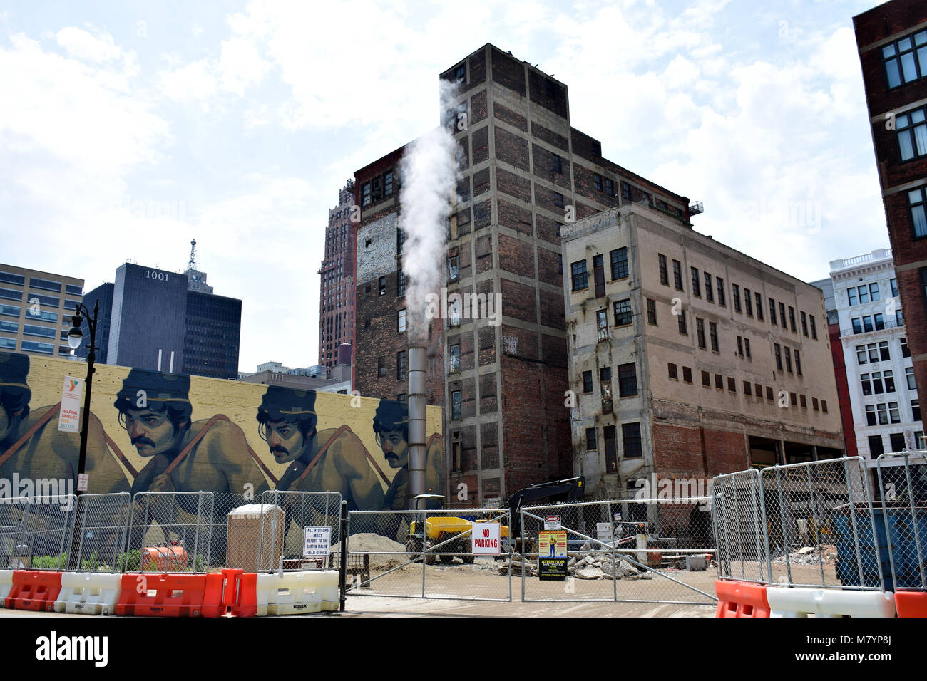Un site de construction en centre-ville de Detroit, aux Etats-Unis, avec les immeubles de bureaux et le street art à l'arrière-plan Banque D'Images