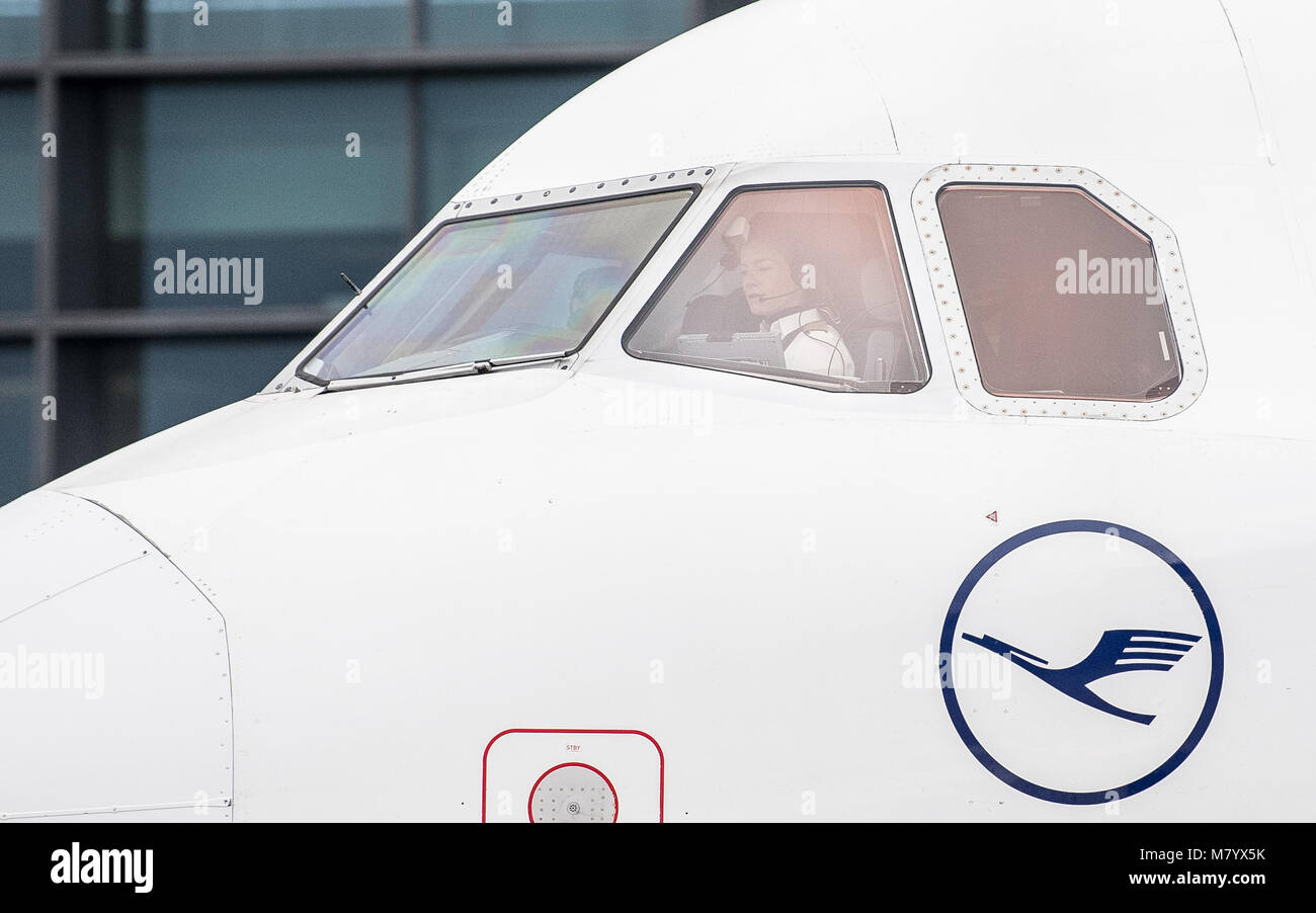 08 mars 2018, l'Allemagne, Francfort : Lufthansa Bengi Tammerle pilote se  trouve dans le cockpit d'un Airbus A 321 avions de passagers à l'aéroport  de Francfort. À l'occasion de la Journée internationale