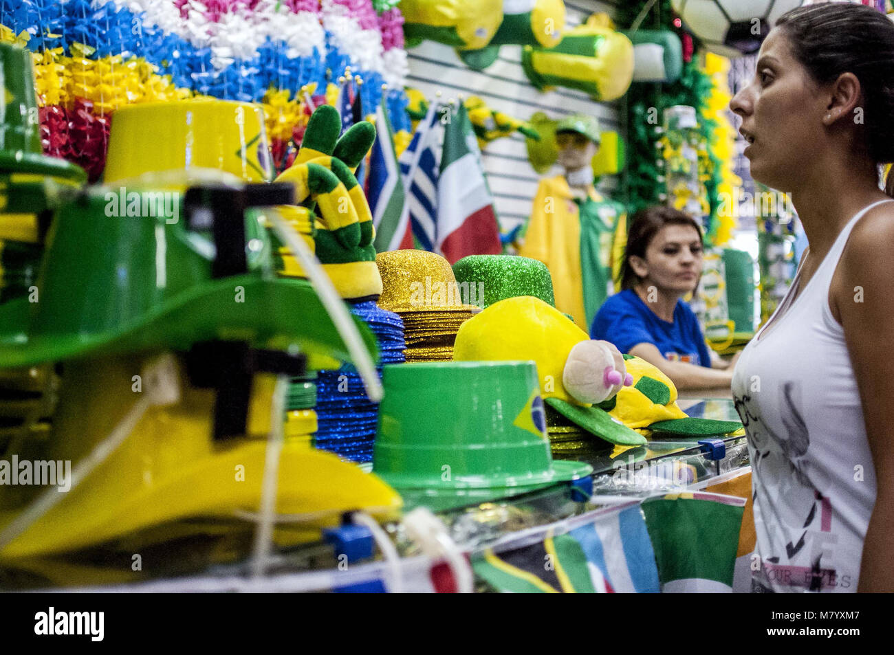 13 mars 2018 - SÃ£o Paulo, SÃ£o Paulo, Brésil - Sao Paulo SP, SP 13/03/2018 COPA 2018:Les couleurs vert et jaune déjà prendre en charge l'important commerce de la région de 25 de María§o en SÃ£o Paulo. La tendance pour les prochains mois est pour le drapeau brésilien à dominer les magasins. Le magasin est déjà préparé avec 9 000 postes liés à la Coupe du monde - de perruques et bugles (articles) le plus recherché de tasses de maïs soufflé et de sacs. Jusqu'au début de mai, le magasin doit disposer de 12 000 éléments. Les commerçants dans la région sont de parier sur plus de 100 % de croissance des ventes. (Crédit Image : © Cris Faga via ZU Banque D'Images