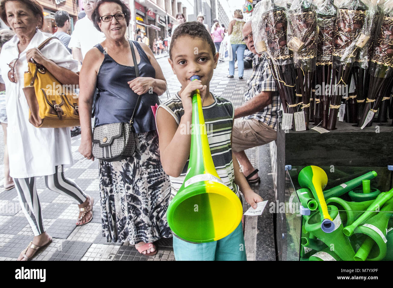 13 mars 2018 - SÃ£o Paulo, SÃ£o Paulo, Brésil - Sao Paulo SP, SP 13/03/2018 COPA 2018:Les couleurs vert et jaune déjà prendre en charge l'important commerce de la région de 25 de María§o en SÃ£o Paulo. La tendance pour les prochains mois est pour le drapeau brésilien à dominer les magasins. Le magasin est déjà préparé avec 9 000 postes liés à la Coupe du monde - de perruques et bugles (articles) le plus recherché de tasses de maïs soufflé et de sacs. Jusqu'au début de mai, le magasin doit disposer de 12 000 éléments. Les commerçants dans la région sont de parier sur plus de 100 % de croissance des ventes. (Crédit Image : © Cris Faga via ZU Banque D'Images