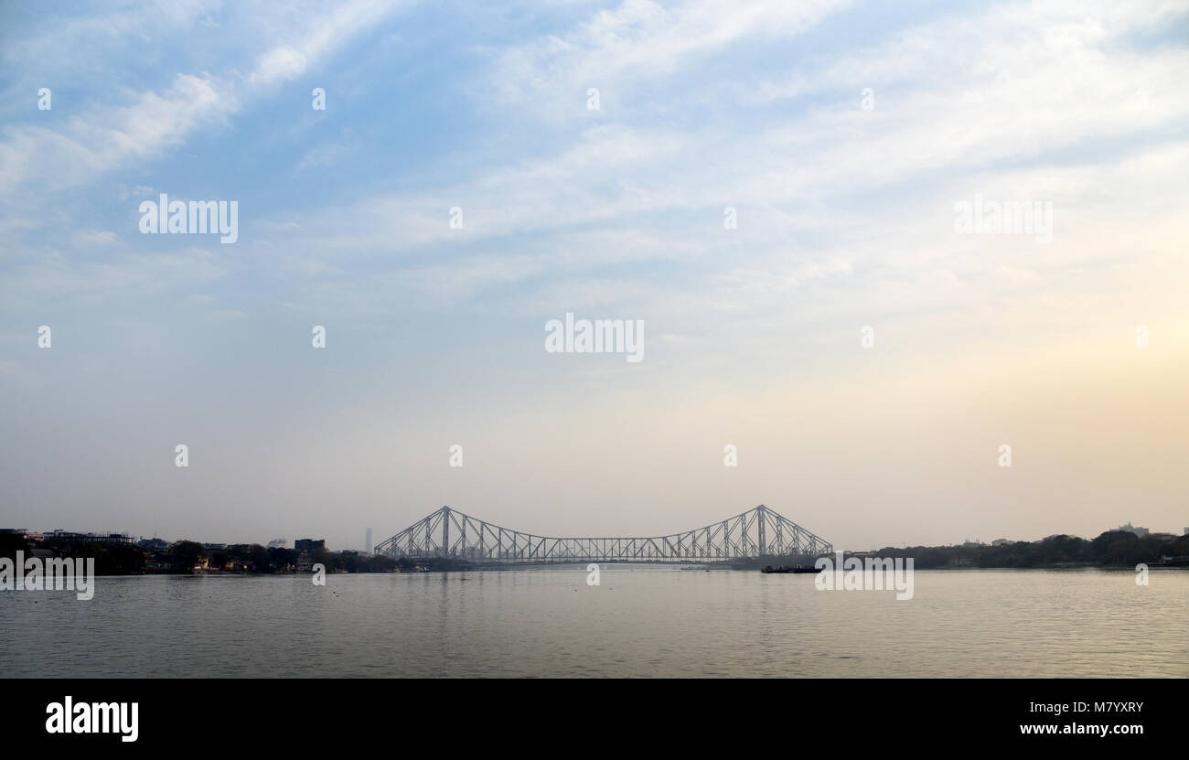 20 février 2018 - Kolkata, Bengale occidental, Inde - Vue générale du pont Howrah à Kolkata..La Rabindra Setu également connu sous le nom de Howrah Bridge est un pont à une travée suspendue sur la rivière Hooghly à Kolkata, qui a été commandée en 1943. (Crédit Image : © Tanmoy Bhaduri/SOPA des images à l'aide de Zuma sur le fil) Banque D'Images