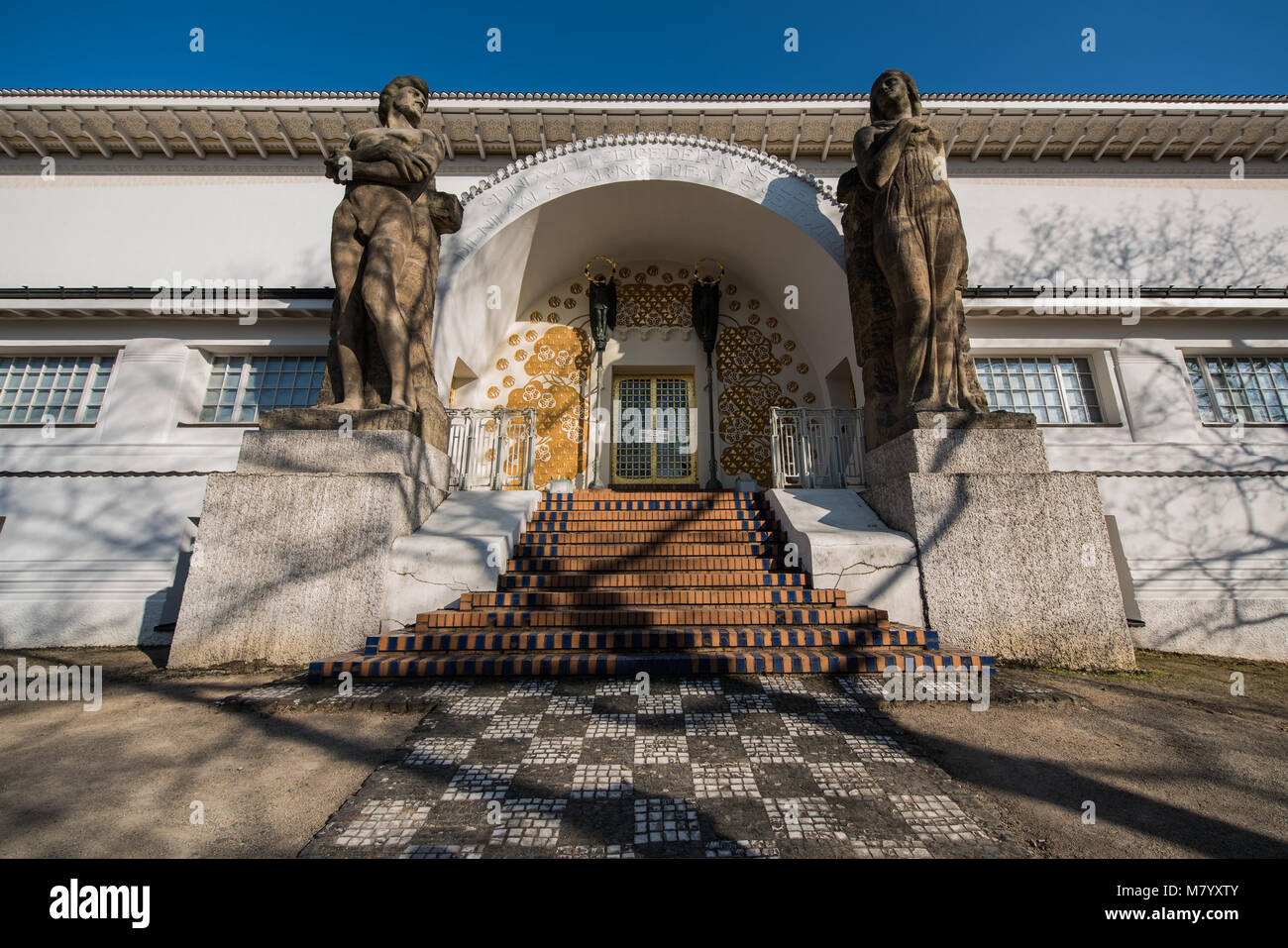 26 février 2018, Darmstadt, Allemagne : Le portail d'tne Ernst Ludwig - Maison de l'architecte Maria Olbrich - est flanqué de deux figures monumentales du sculpteur Ludwig Habich. L'mathildenhoehe à Darmstadt appartient à la plus importante dans le monde entier. ensembles art nouveau Une partie de l'ensemble, le bâtiment d'exposition de l'architecte Joseph Maria Olbrich à partir de 1908, sera entièrement rénové jusqu'en 2019. La rénovation devrait soutenir la demande pour devenir un site du patrimoine mondial de l'UNESCO. Photo : Andreas Arnold/dpa Banque D'Images