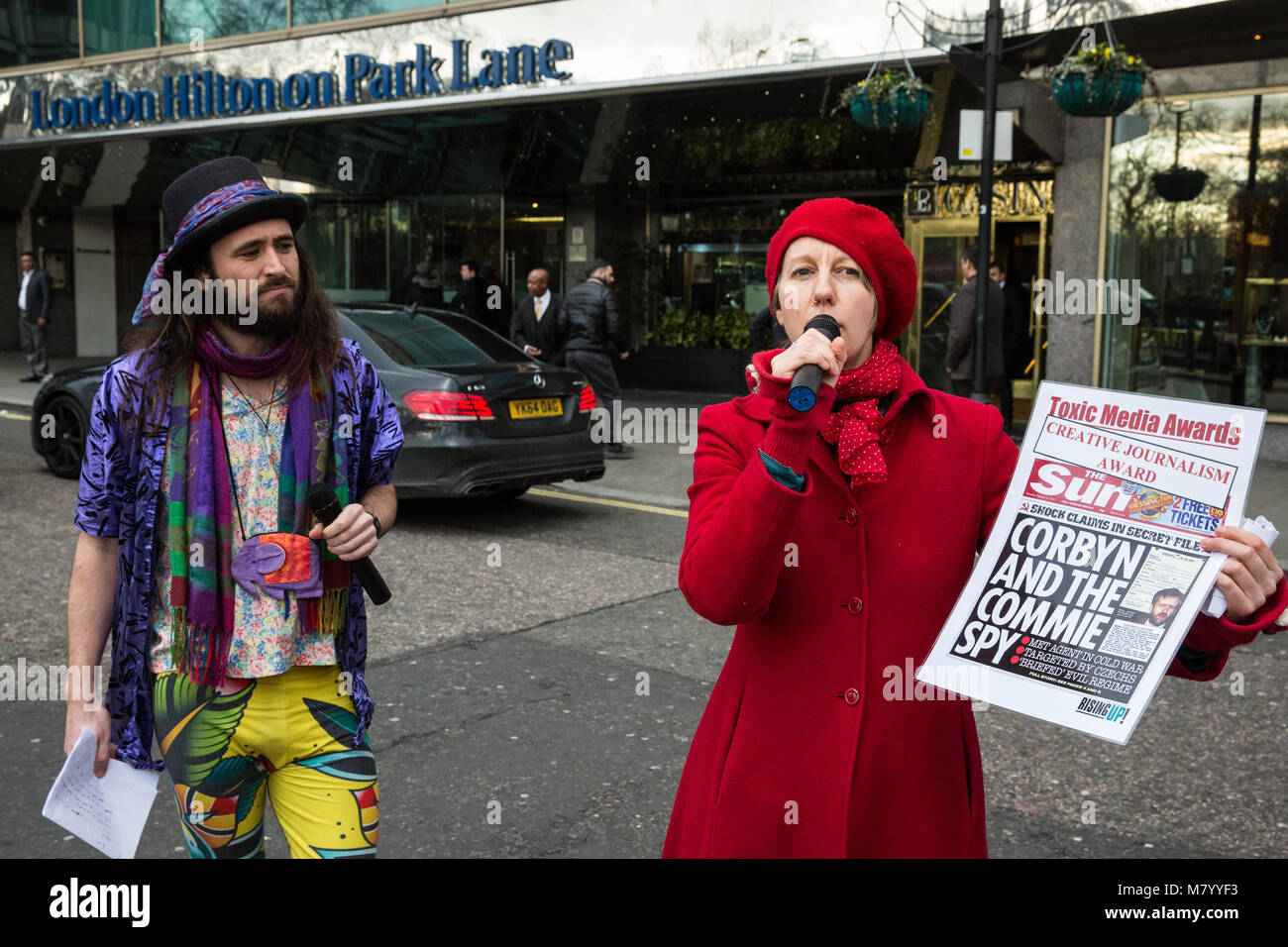 Londres, Royaume-Uni. 13 mars 2018. Gail Bradbrook de Rising Up remet un prix pour le journalisme créatif à The Sun lors des Toxic Media Awards en marge de la cérémonie des Press Awards au London Hilton sur Park Lane dans le cadre d'une manifestation contre la promotion du racisme, de l'intolérance et des inégalités par la presse écrite britannique. Crédit : Mark Kerrison/Alamy Live News Banque D'Images