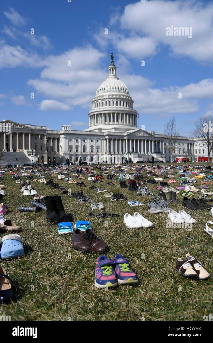 (180313) -- WASHINGTON, 13 mars 2018 (Xinhua) -- les chaussures représentant les enfants tués dans des fusillades en milieu scolaire depuis l'école élémentaire de Sandy Hook tournage en 2012 sont observés sur la pelouse devant le Capitole à Washington D.C., États-Unis, le 13 mars 2018. Un groupe d'activistes sur Mardi placé 7 000 paires de chaussures sur la pelouse en face du Congrès des États-Unis, pour protester contre l'inaction des législateurs face à de fréquentes fusillades en milieu scolaire dans le pays. (Xinhua/Yang Chenglin) Banque D'Images