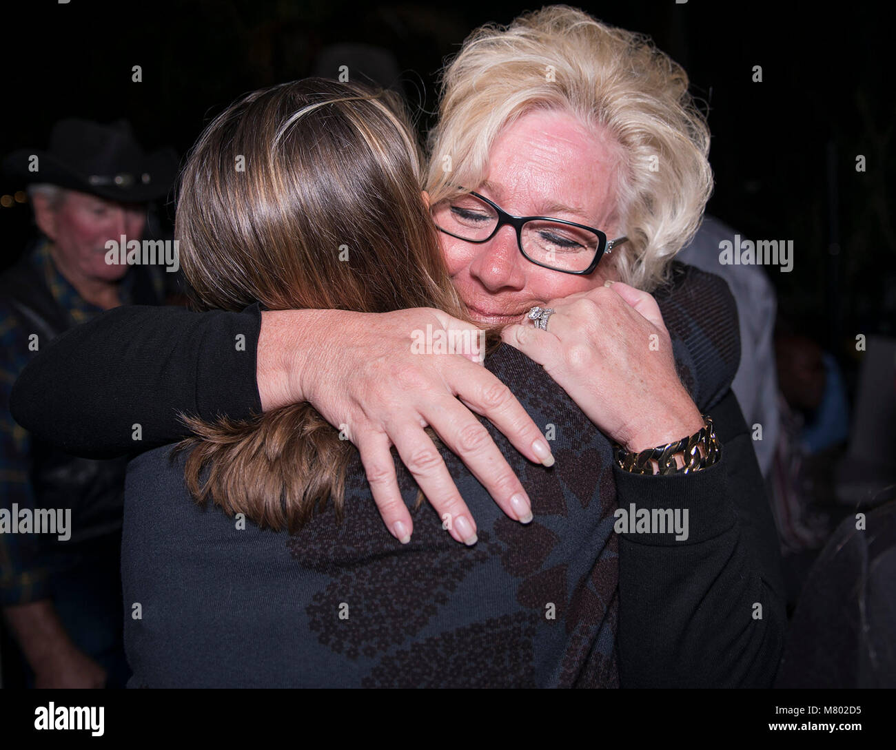 13 mars 2018 - Lake Worth, Floride, États-Unis - Lake Worth Maire Pam Triolo hugs un supporter après l'élection du maire de Lake Worth pour les résultats lui a montré dans l'exemple du Blue/Bar & Grill dans Lake Worth, en Floride, le mardi 13 mars 2018. (Crédit Image : © Andres Leiva/Le Palm Beach Post via Zuma sur le fil) Banque D'Images