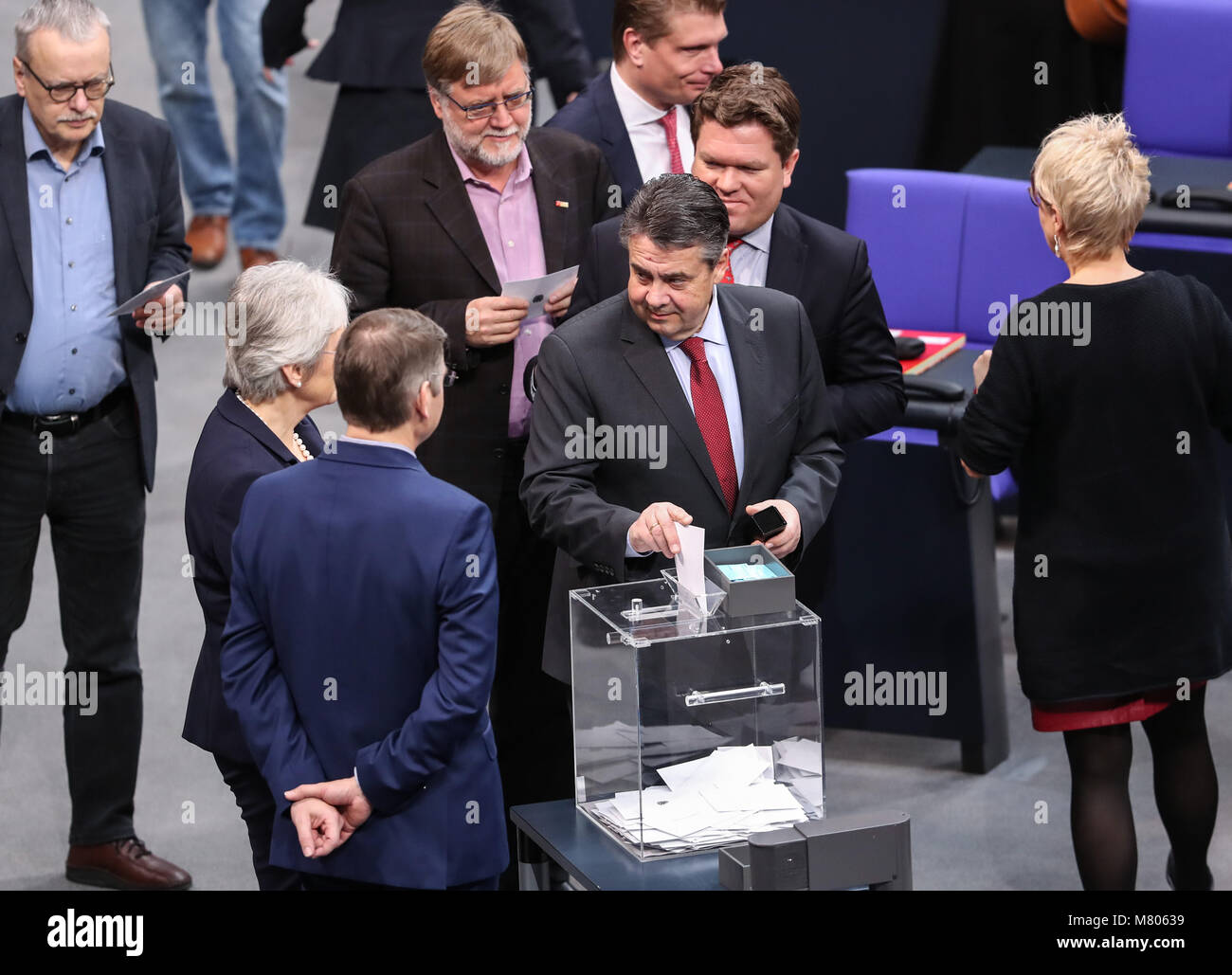 Berlin, Allemagne. 14Th Mar, 2018. Le ministre allemand des affaires étrangères sortant Sigmar Gabriel (C) jette son vote lors d'une réunion au parlement à Berlin, Allemagne, le 14 mars 2018. Angela Merkel a été réélue chancelière allemande le mercredi par le parlement, de lancer son quatrième mandat de diriger la plus grande économie d'Europe. Credit : Shan Yuqi/Xinhua/Alamy Live News Banque D'Images