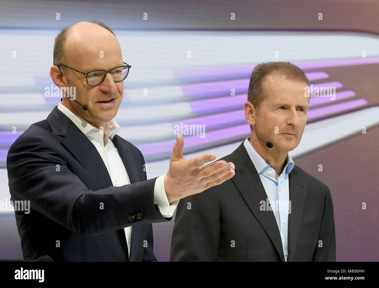 14 mars 2018, l'Allemagne, Wolfsburg : membre du conseil d'administration marque VW Antlitz Arno (L) et Herbert Diess (R), Président du Conseil de direction de la marque Volkswagen, s'exprimant au cours de la marque Volkswagen, la conférence de presse annuelle. Photo : Holger Hollemann/dpa Banque D'Images