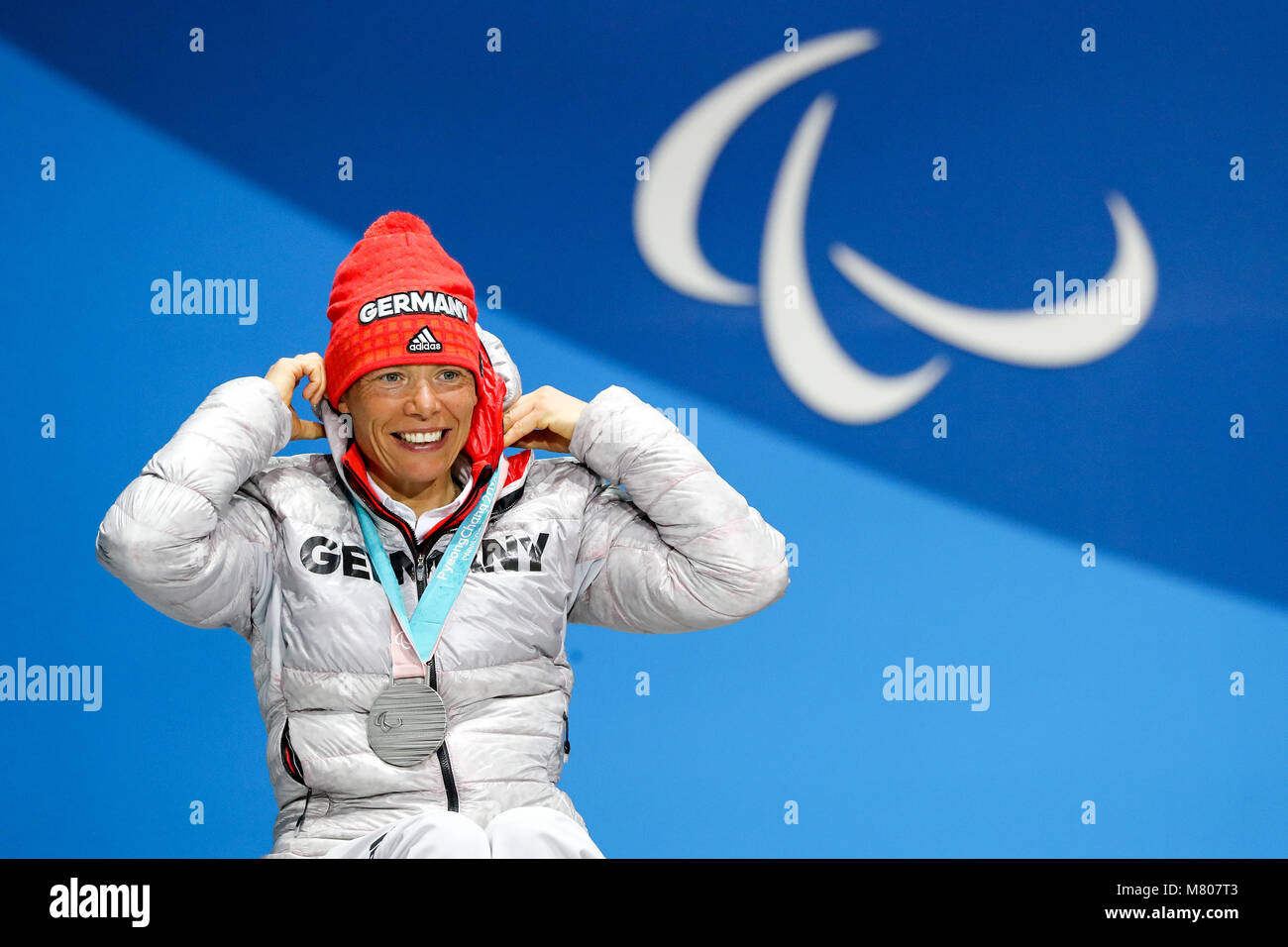 14 mars 2018, la Corée du Sud, PyeongChang : Paralympiques, stade olympique. Andrea Eskau d'Allemagne célèbre après avoir pris l'argent dans le sprint ski femmes 1.1km (assis). Photo : Jan Woitas/dpa-Zentralbild/dpa dpa : Crédit photo alliance/Alamy Live News Banque D'Images