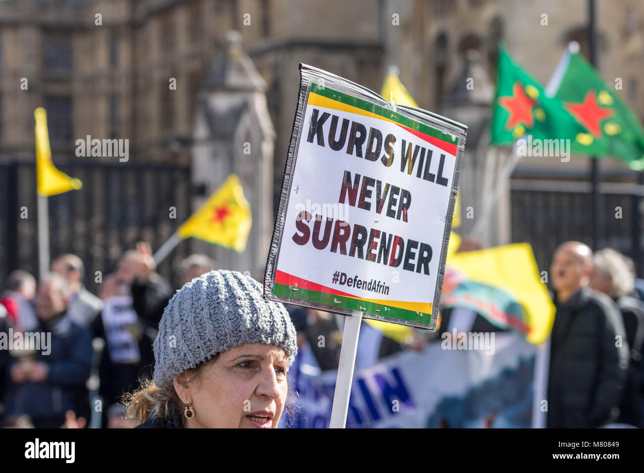 Londres, Royaume-Uni. 14 mars 2018, les militants kurdes Parlement bloc rue devant la Chambre des communes pour protester contre l'agression turque Crédit : Ian Davidson/Alamy Live News Banque D'Images