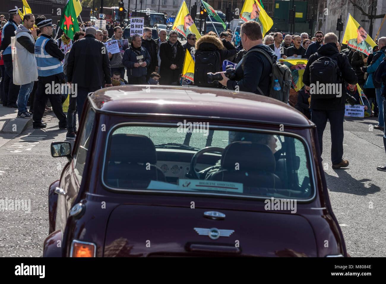 Londres, Royaume-Uni. 14 mars 2018, les militants kurdes Parlement bloc rue devant la Chambre des communes pour protester contre l'agression turque. Une voiture essaie de passer à travers le blocus Crédit : Ian Davidson/Alamy Live News Banque D'Images