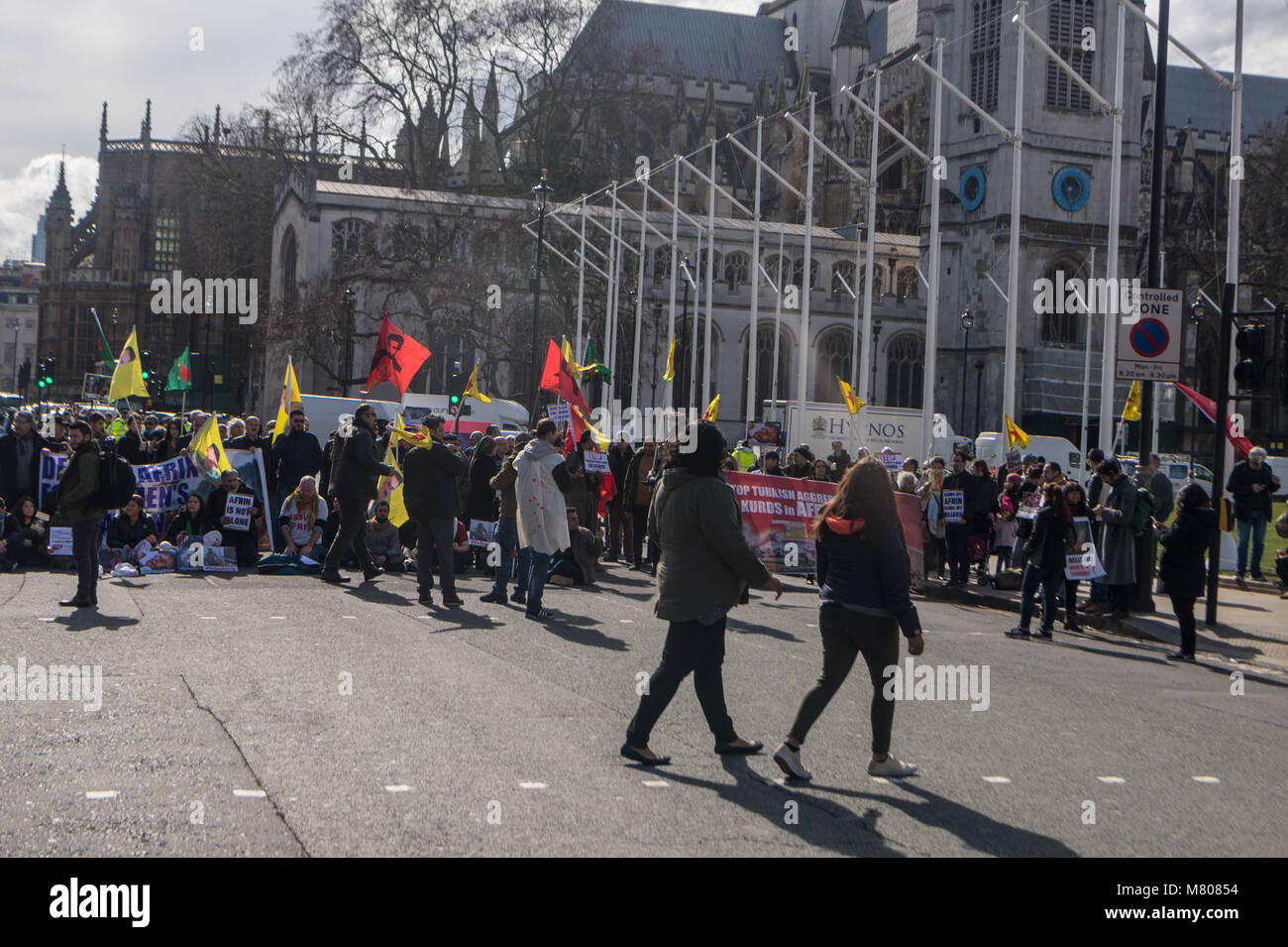 Londres, Royaume-Uni. 14 mars 2018, les militants kurdes Parlement bloc rue devant la Chambre des communes pour protester contre l'agression turque Crédit : Ian Davidson/Alamy Live News Banque D'Images