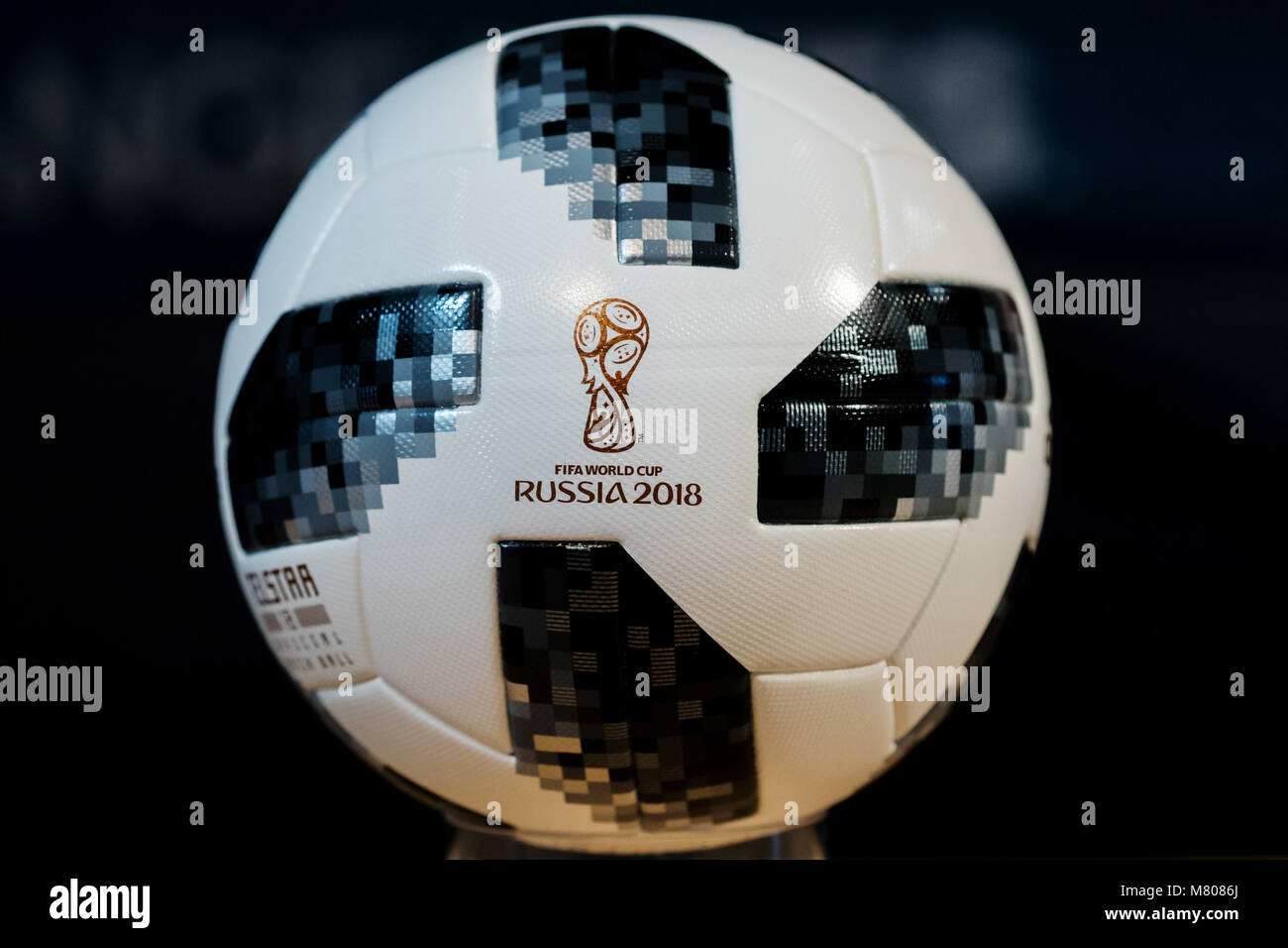 Herzogenaurach, Allemagne. 14 mars 2018, le ballon officiel de la prochaine Coupe du Monde de football en Russie, Telstar 18, à montrer lors de la conférence de presse des résultats annuels d'adidas AG. Photo : Daniel Karmann/dpa dpa : Crédit photo alliance/Alamy Live News Banque D'Images