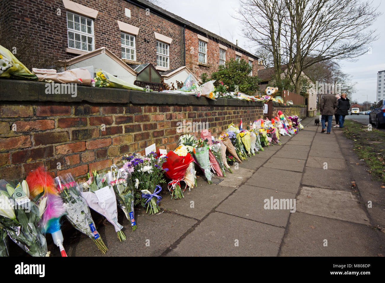 Frêne épineux, Liverpool, Royaume-Uni. 14 mars 2018. Tributs floraux étant placé à l'extérieur de la maison du comédien Liverpool Sir Ken Dodd, décédé le 11 mars à la chambre où il a vécu toute sa vie. Crédit ; Ken Biggs/Alamy Live News. Banque D'Images