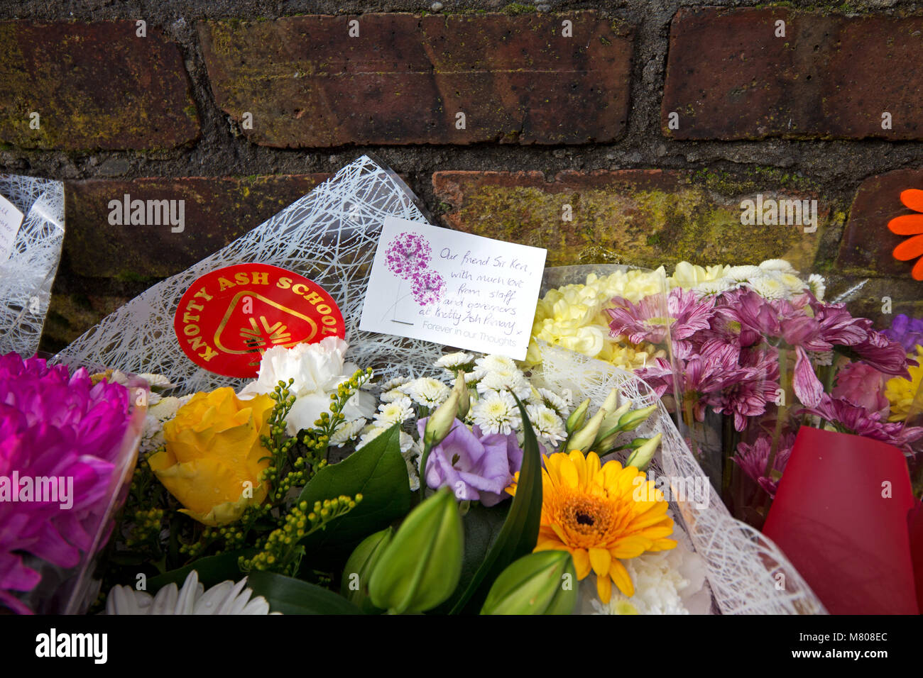 Frêne épineux, Liverpool, Royaume-Uni. 14 mars 2018. Tributs floraux étant placé à l'extérieur de la maison du comédien Liverpool Sir Ken Dodd, décédé le 11 mars à la chambre où il a vécu toute sa vie. Crédit ; Ken Biggs/Alamy Live News. Banque D'Images