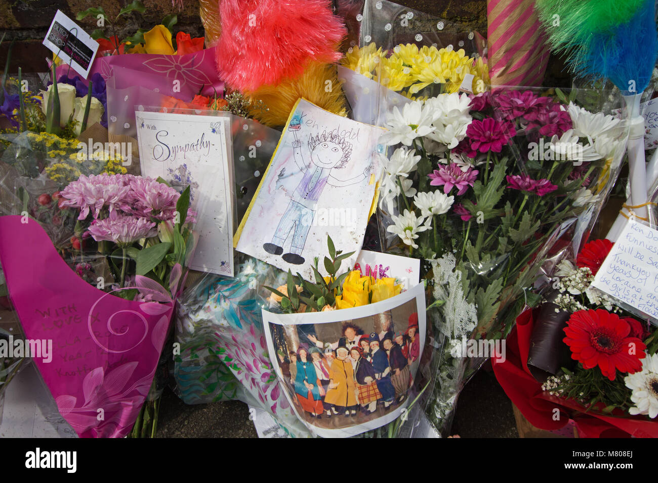 Frêne épineux, Liverpool, Royaume-Uni. 14 mars 2018. Tributs floraux étant placé à l'extérieur de la maison du comédien Liverpool Sir Ken Dodd, décédé le 11 mars à la chambre où il a vécu toute sa vie. Crédit ; Ken Biggs/Alamy Live News. Banque D'Images