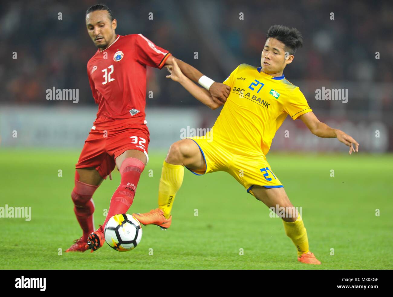 (180314) -- JAKARTA, 14 mars 2018 (Xinhua) -- Rohit Chand (L) de Persija Jakarta Indonésie d'Ong rivalise avec Xuan Toan de Song Lam Nghe An du Vietnam au cours de l'AFC Cup 2018 Groupe H match de qualification à Jakarta, Indonésie, le 14 mars 2018. Persija a gagné 1-0. (Xinhua/Zulkarnain) Banque D'Images