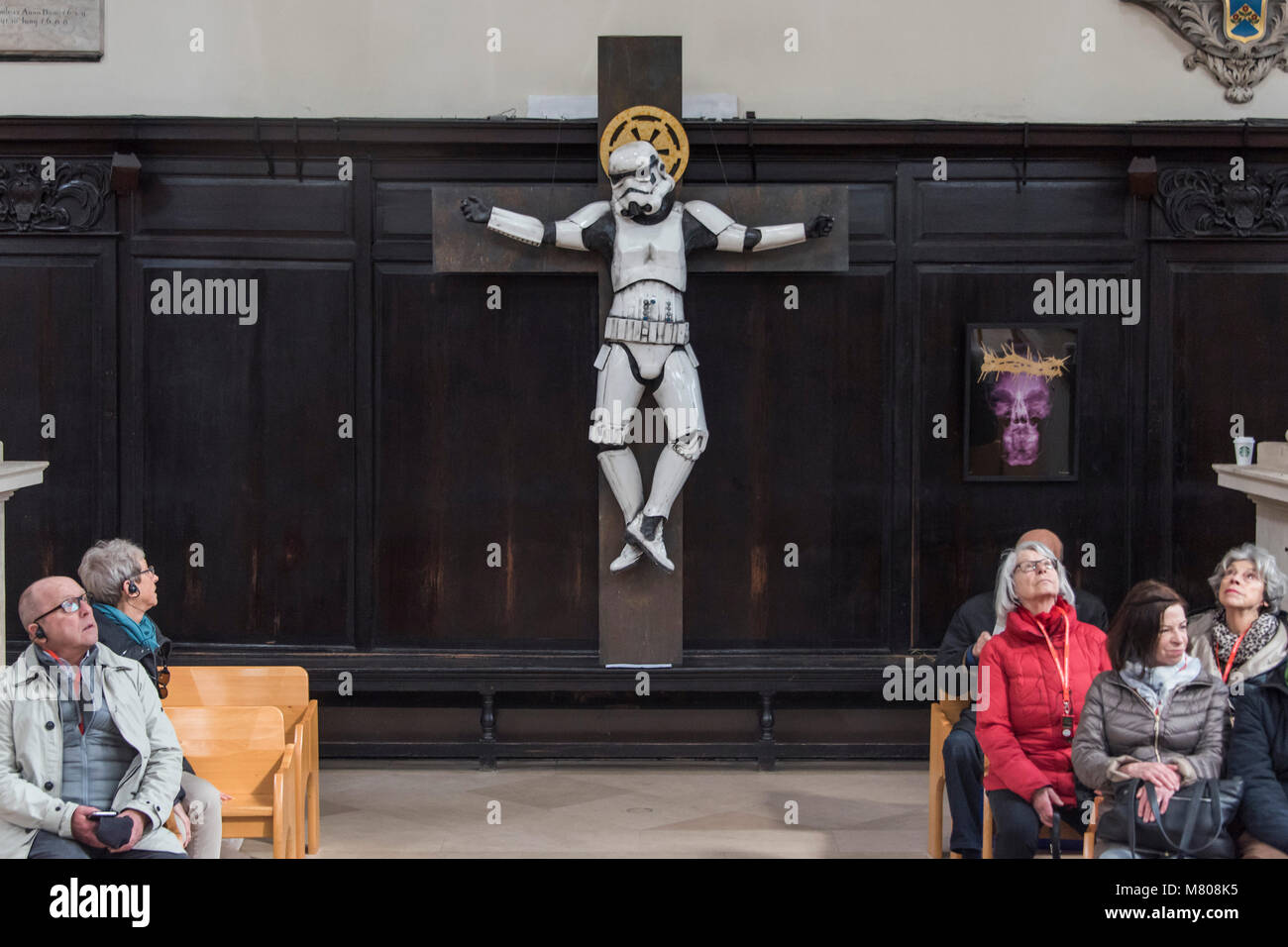 Londres, Royaume-Uni. 14 mars, 2018. 'Crucifié Stormtrooper' par Ryan Callanan (à partir de l'original du film Star Wars 1977 - £12000) - Ci-dessous Art's 'Chemin de Croix' Exposition : une série d'œuvres sur le thème de la crucifixion par 14 artistes seront dévoilés au London's St.Stephen Walbrook l'église le jeudi 15 mars. Crédit : Guy Bell/Alamy Live News Banque D'Images