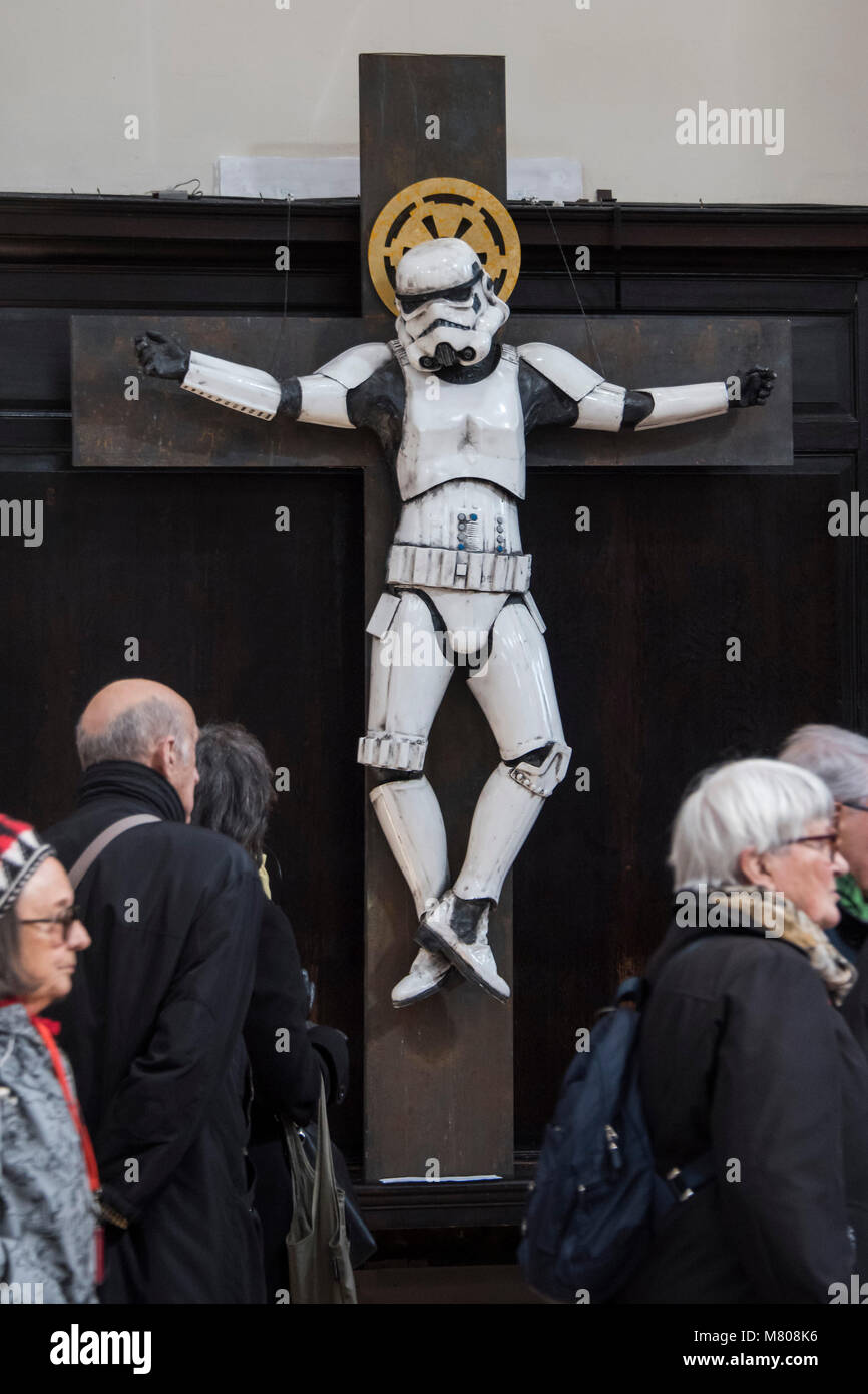 Londres, Royaume-Uni. 14 mars, 2018. 'Crucifié Stormtrooper' par Ryan Callanan (à partir de l'original du film Star Wars 1977 - £12000) - Ci-dessous Art's 'Chemin de Croix' Exposition : une série d'œuvres sur le thème de la crucifixion par 14 artistes seront dévoilés au London's St.Stephen Walbrook l'église le jeudi 15 mars. Crédit : Guy Bell/Alamy Live News Banque D'Images