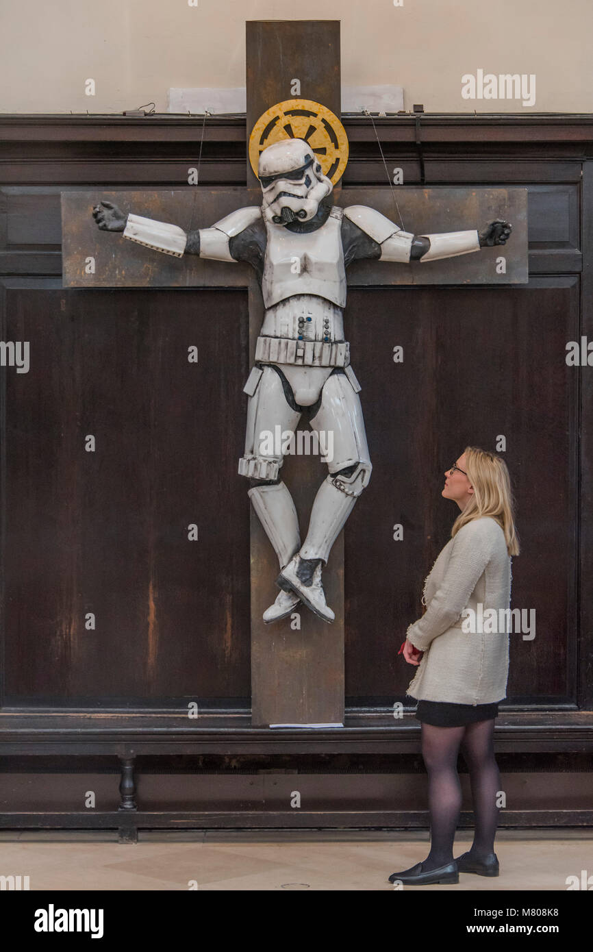 Londres, Royaume-Uni. 14 mars, 2018. 'Crucifié Stormtrooper' par Ryan Callanan (à partir de l'original du film Star Wars 1977 - £12000) - Ci-dessous Art's 'Chemin de Croix' Exposition : une série d'œuvres sur le thème de la crucifixion par 14 artistes seront dévoilés au London's St.Stephen Walbrook l'église le jeudi 15 mars. Crédit : Guy Bell/Alamy Live News Banque D'Images