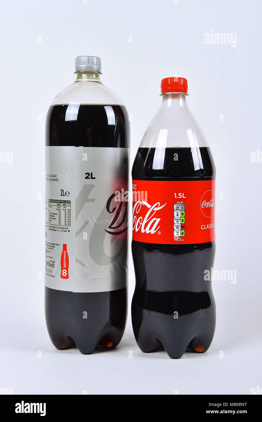 La bouteille de Coca Cola classique va sur un régime alimentaire et est  réduit en taille de 1,5 litres dans le cadre de l'UK le sucre des réformes  fiscales. La bouteille classique