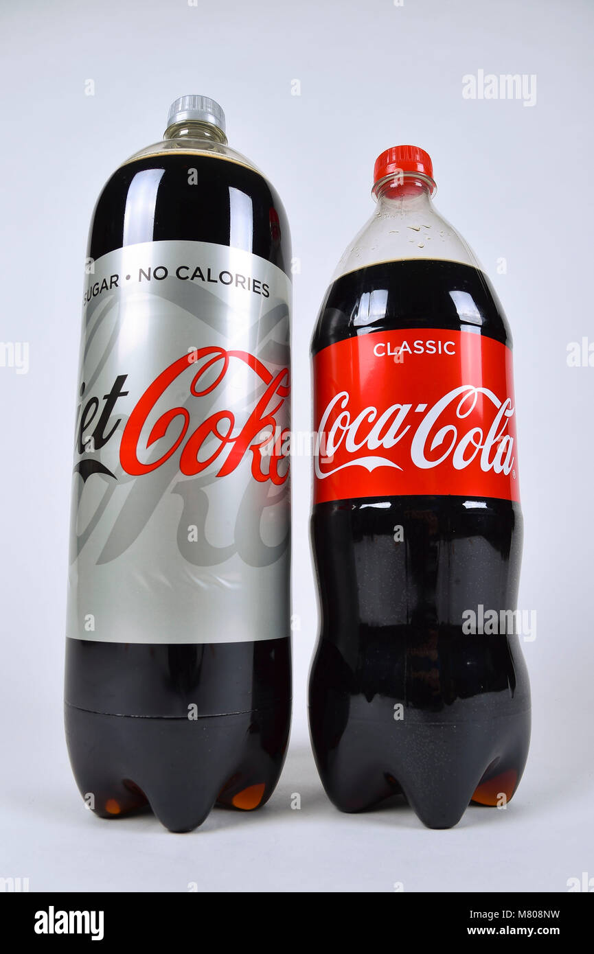 La bouteille de Coca Cola classique va sur un régime alimentaire et est  réduit en taille de 1,5 litres dans le cadre de l'UK le sucre des réformes  fiscales. La bouteille classique