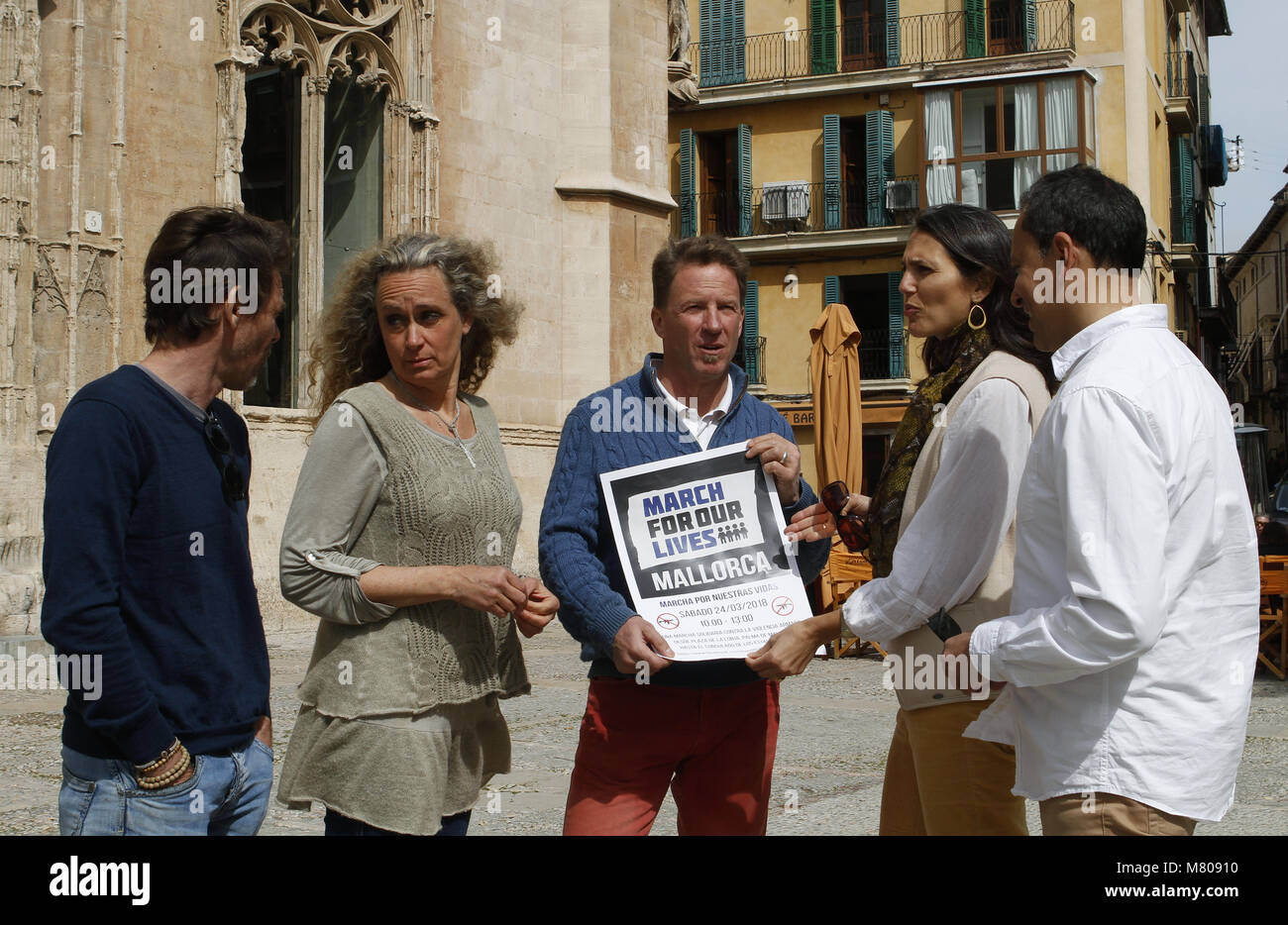 14 mars 2018 - Palma, Îles Baléares, Espagne - les résidents des États-Unis à Mallorca posent avec la marche pour nos vies banner durant la présentation de la marche qui se tiendra à Barcelone 24 mars 2018 pour soutenir le mouvement mondial dans le monde entier. Le 24 mars mouvement dans l'Organisation des successions demande que la vie et la sécurité deviennent une priorité et la fin de la violence armée et des fusillades dans les écoles aujourd'hui. De nombreuses marches sont présents dans le monde entier la principale mars qu'aura lieu à Washington D.C. (crédit Image : © Clara Margais via Zuma sur le fil) Banque D'Images