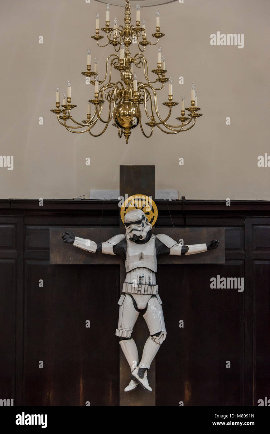 Londres, Royaume-Uni. 14 mars, 2018. 'Crucifié Stormtrooper' par Ryan Callanan (à partir de l'original du film Star Wars 1977 - £12000) - Ci-dessous Art's 'Chemin de Croix' Exposition : une série d'œuvres sur le thème de la crucifixion par 14 artistes seront dévoilés au London's St.Stephen Walbrook l'église le jeudi 15 mars. Banque D'Images