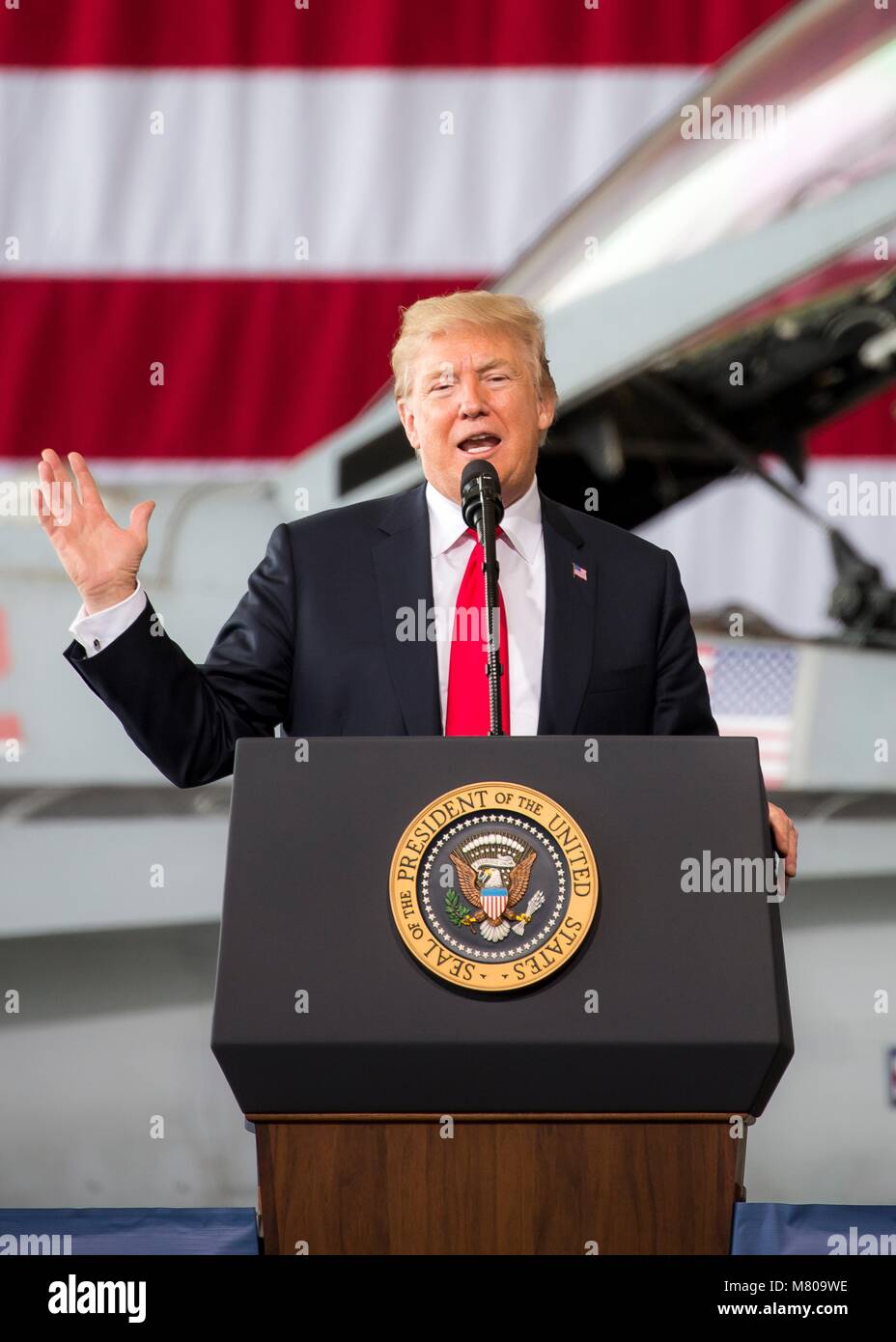 Président américain Donald Trump aborde troupes pendant un arrêt au Marine Corps Air Station Miramar, 13 mars 2018 à Miramar, Californie. Trump a fait une excursion d'une journée à la Californie, son premier depuis qu'il est devenu président. Banque D'Images