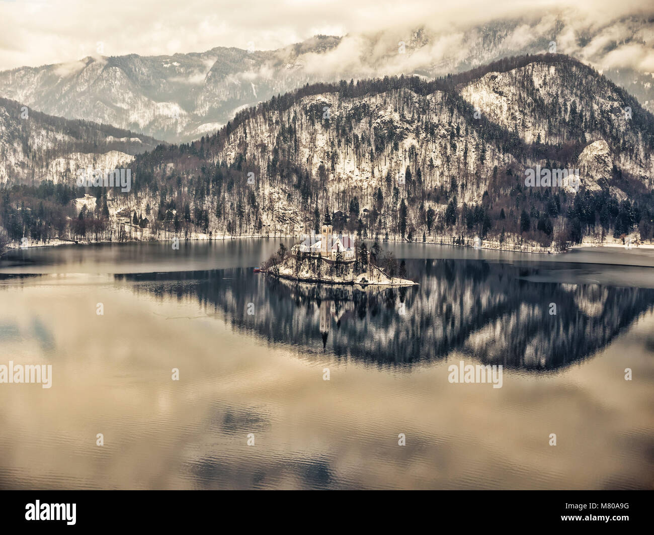 Le lac de Bled avec l'église de pèlerinage de l'Asumption de Maria sur l'île de Bled, Slovénie, Europe Banque D'Images