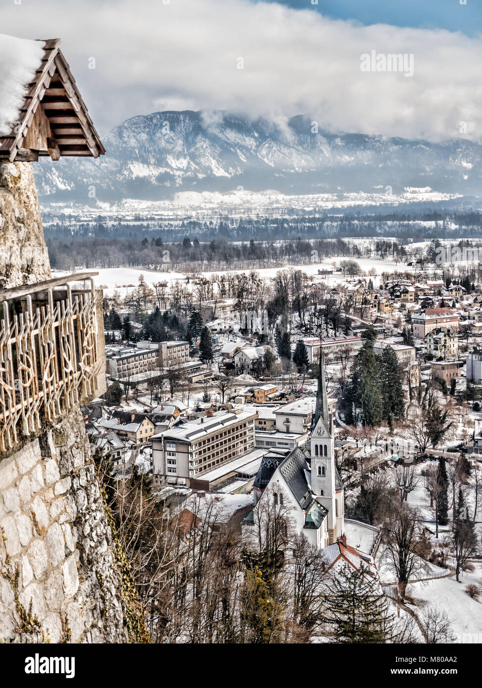 La ville de Bled en hiver vue depuis le château de Bled, Slovénie, Europe Banque D'Images
