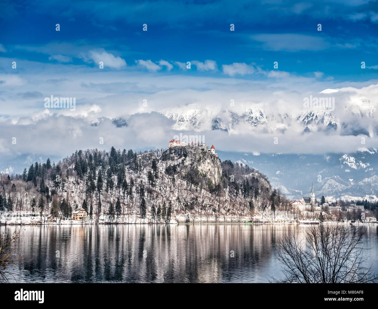 Le lac de Bled avec le point de vue de l'Église et le château de l'Asumption de Maria sur l'île de Bled, contre les majestueuses Alpes en arrière-plan, Slove Banque D'Images