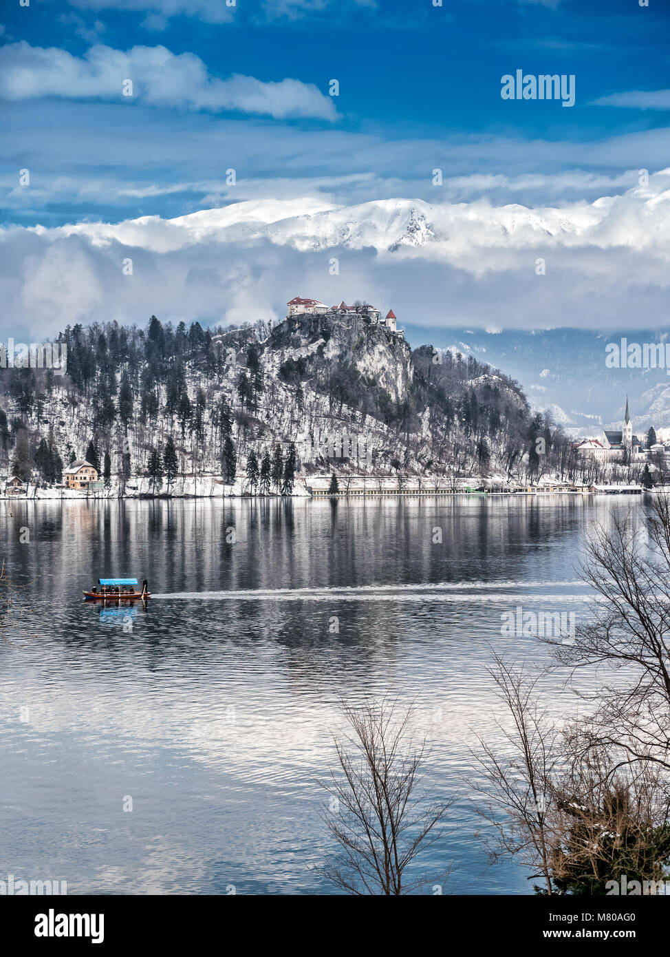 Le lac de Bled avec le point de vue de l'Église et le château de l'Asumption de Maria sur l'île de Bled, contre les majestueuses Alpes en arrière-plan, Slove Banque D'Images