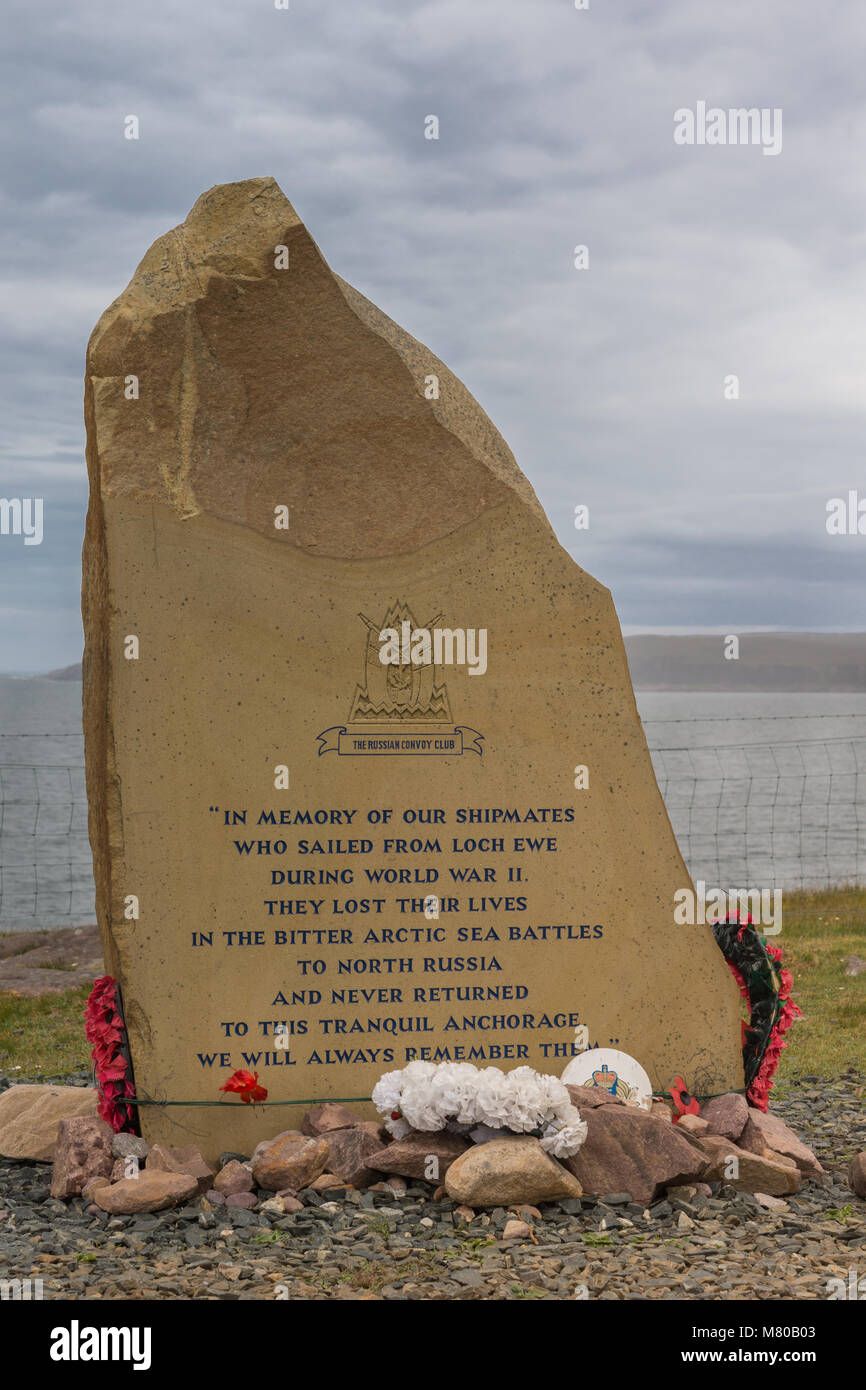 Inverasdale, ÉCOSSE - 9 juin 2012 : rock memorial-dalle à Cove batterie anti feu WW2 avec de l'eau de l'océan Atlantique dans le cadre de retour Banque D'Images