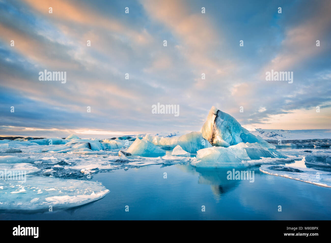 Les icebergs flottent sur la lagune glaciaire du Jökulsárlón au lever du soleil, en Islande. Banque D'Images