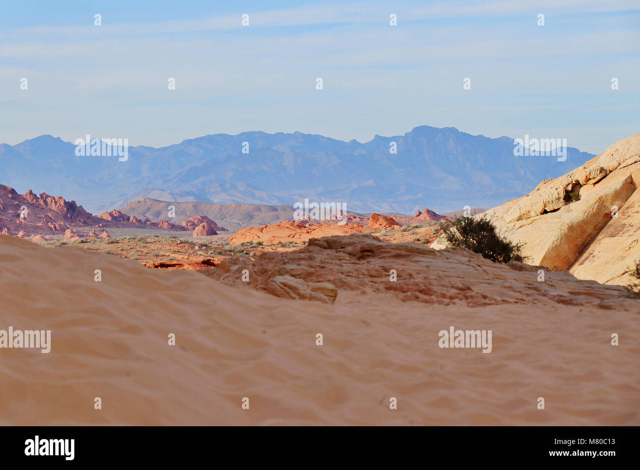 Le sable du désert à la zone de coupoles blanches le parc national de la vallée de feu dans la banlieue de Las Vegas, Nevada, aux Etats-Unis. Banque D'Images