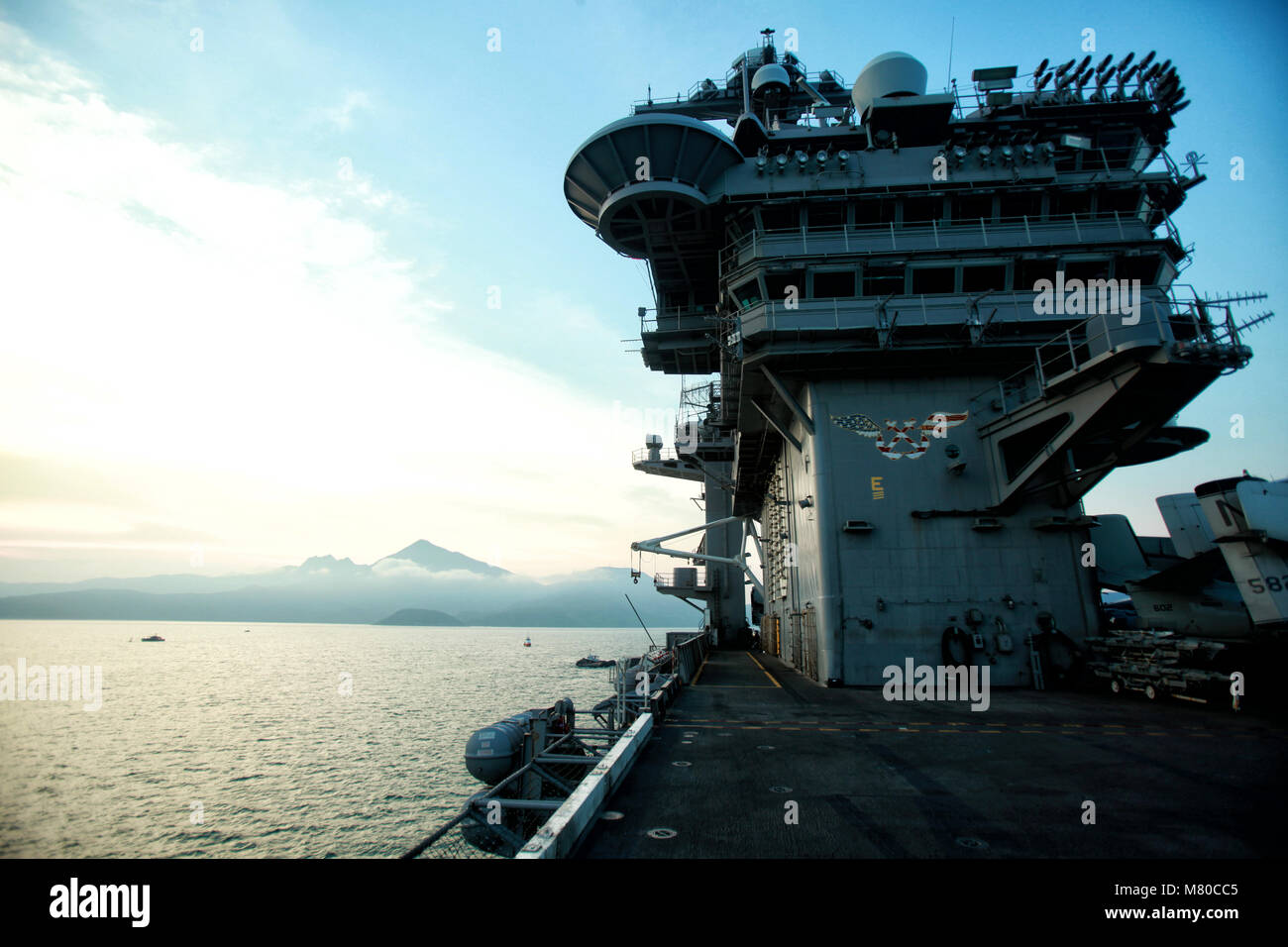 Northrop Grumman E-2 Hawkeye et MH-60S Seahawk USS Carl Vinson en terre Banque D'Images