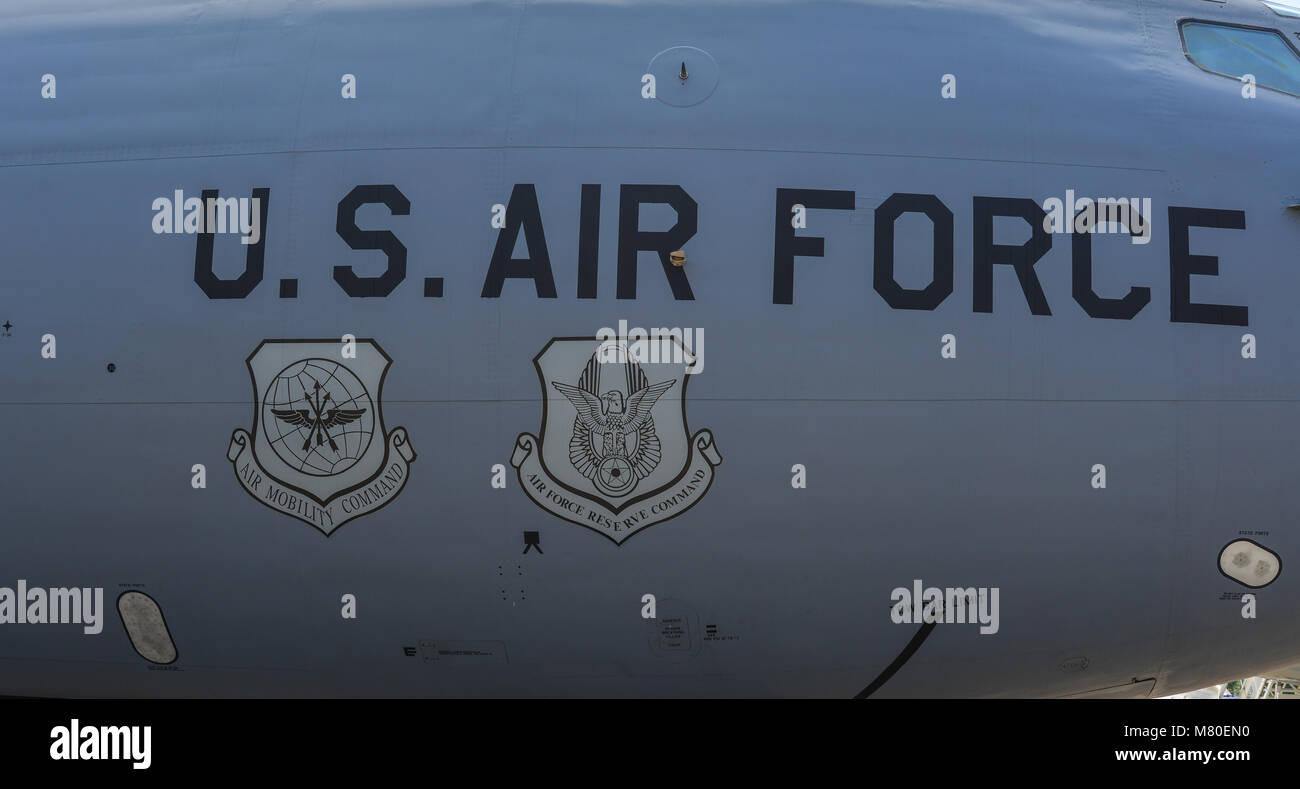 Singapour - Feb 10, 2018. Logos sur un United States Air Force (USAF) Boeing KC-135 Stratotanker à Changi, Singapour. Banque D'Images