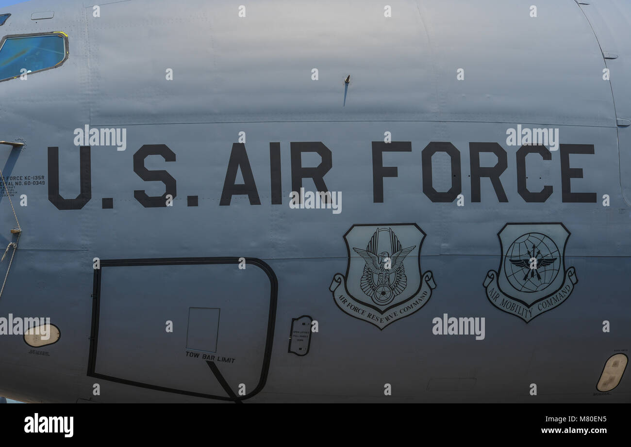 Singapour - Feb 10, 2018. Logos sur un United States Air Force (USAF) Boeing KC-135 Stratotanker à Changi, Singapour. Banque D'Images