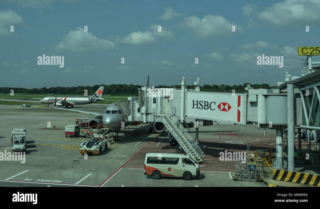 Singapour - Feb 11, 2018. Avions à l'aéroport de Singapour Changi. L'aéroport dessert plus de 100 compagnies desservant 380 villes dans 90 pays autour de Banque D'Images