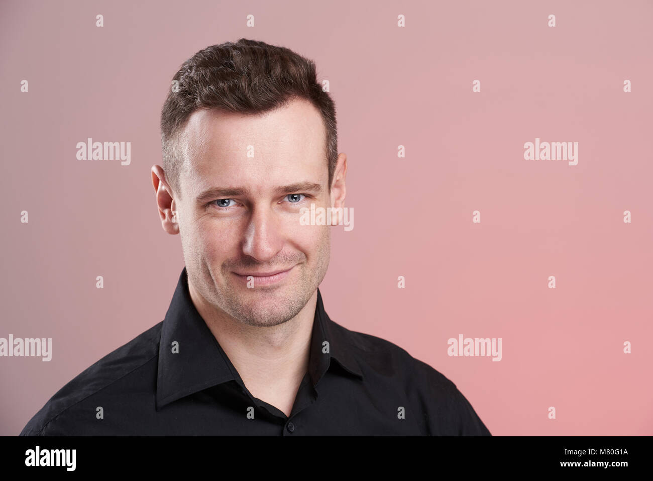 Close-up portrait of caucasian man isolé sur fond rose Banque D'Images