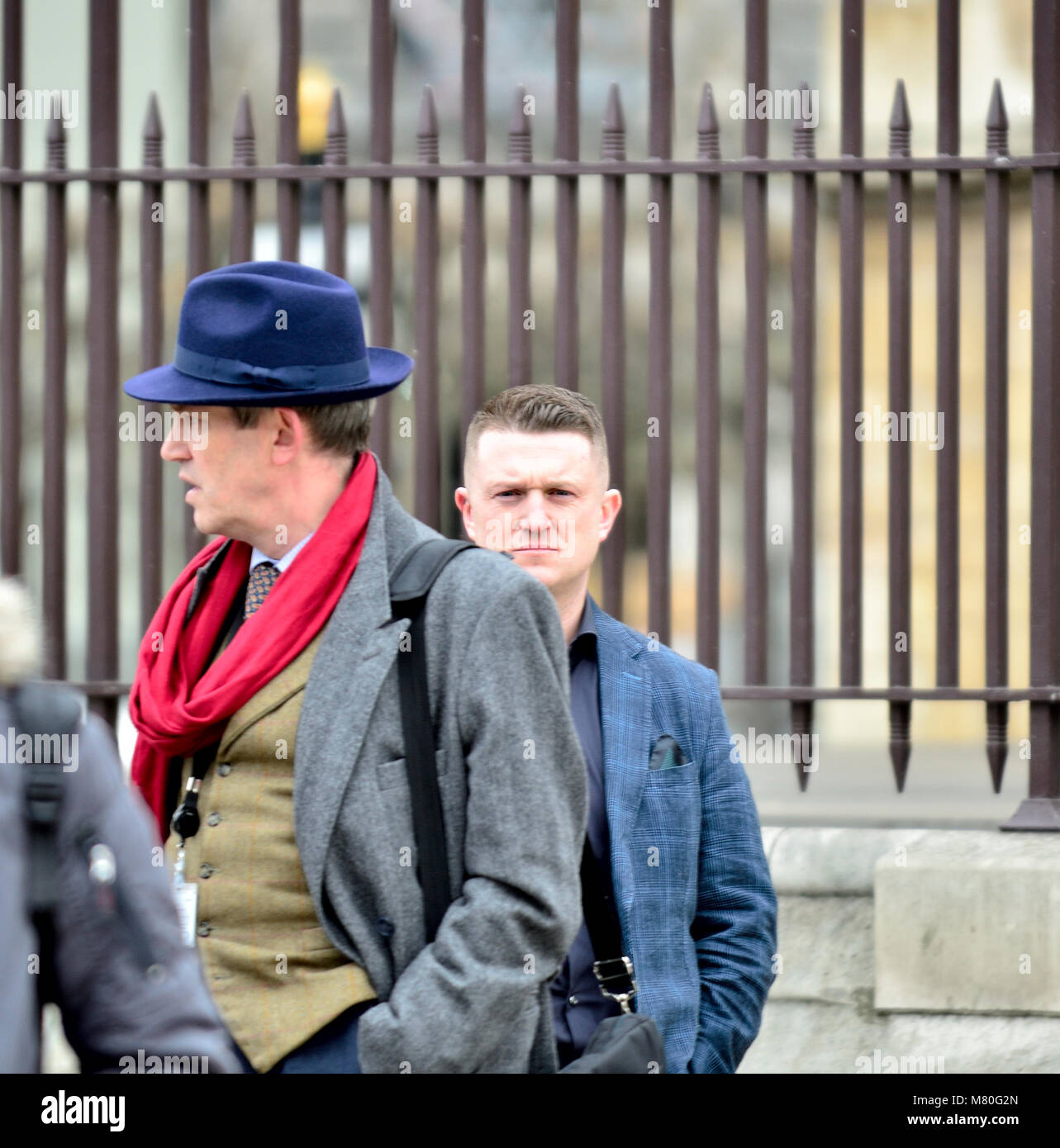 Tommy Robinson, fondateur et ancien chef de l'English Defence League (EDL) dans la région de Westminster,avec l'UKIP Gawain Towler, 13 mars 2018 Banque D'Images